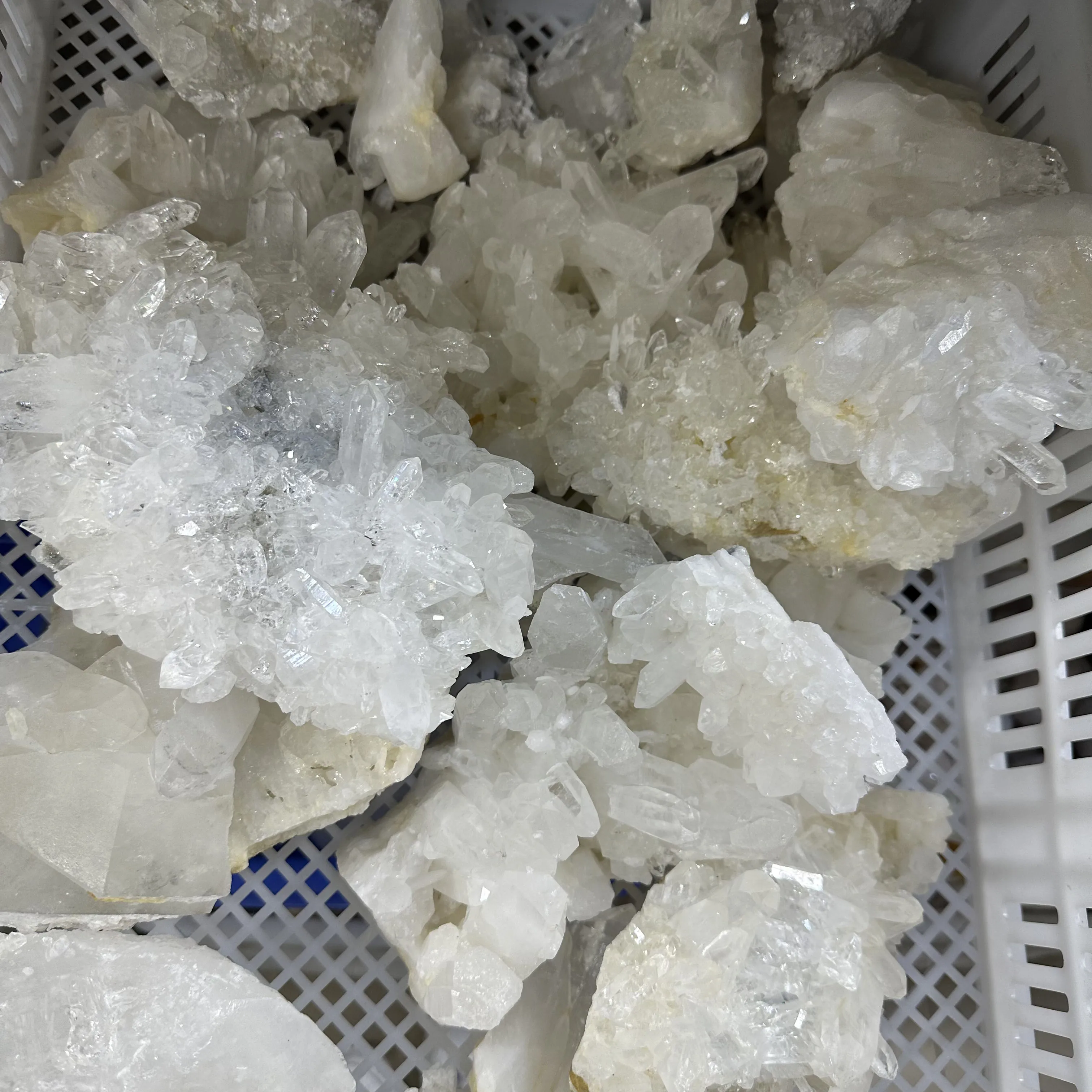 Wholesale bulk healing natural rock clear white quartz crystal clusters beautiful white crystal cluster for energy-