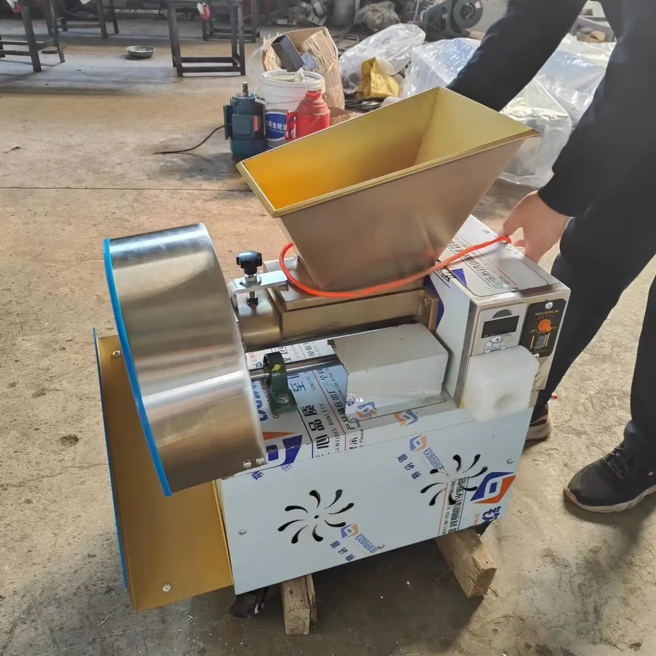 Fully automatic 6 pc 400 grams chanmag pizza bun dough portioner divider and rounder doua bakery machine divider rou