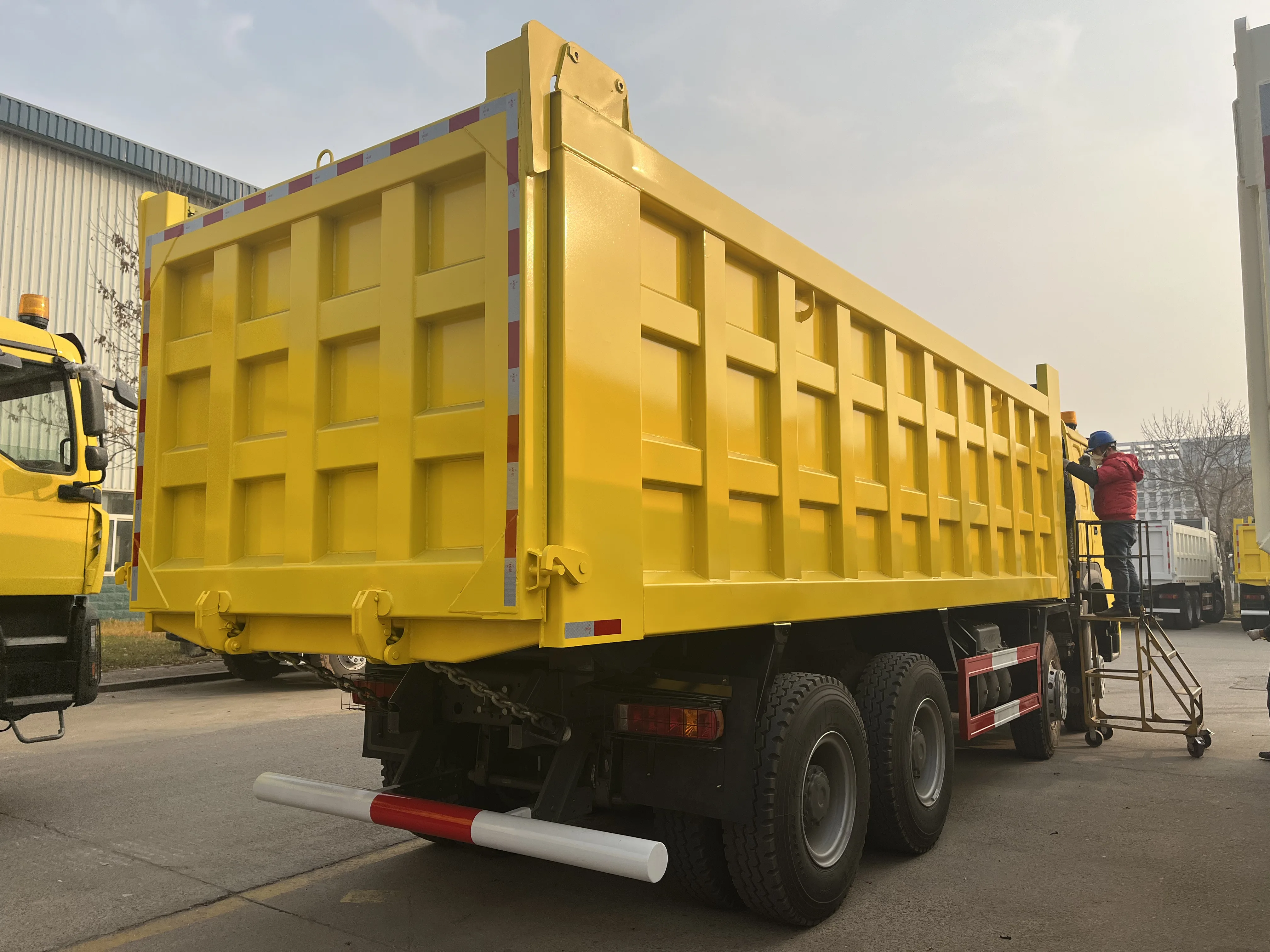 SINOTRUK 8X4 400Hp HOWO Dump Truck High Capacity 400Hp HOWO Tipper New Condition Diesel Manual Heavy Truck Euro 2 Weichai