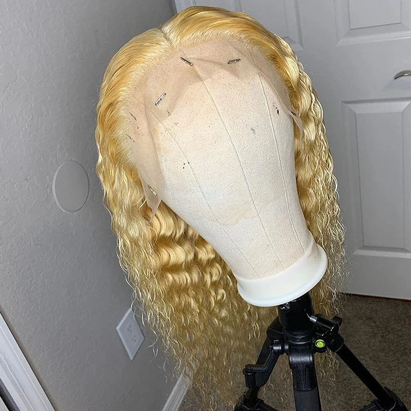 Оптовая продажа 13x6 кружева передние человеческие волосы парики предварительно вырезанные светлые бразильские Виргинские вьющиеся волосы парик шнурка для меда женщина
