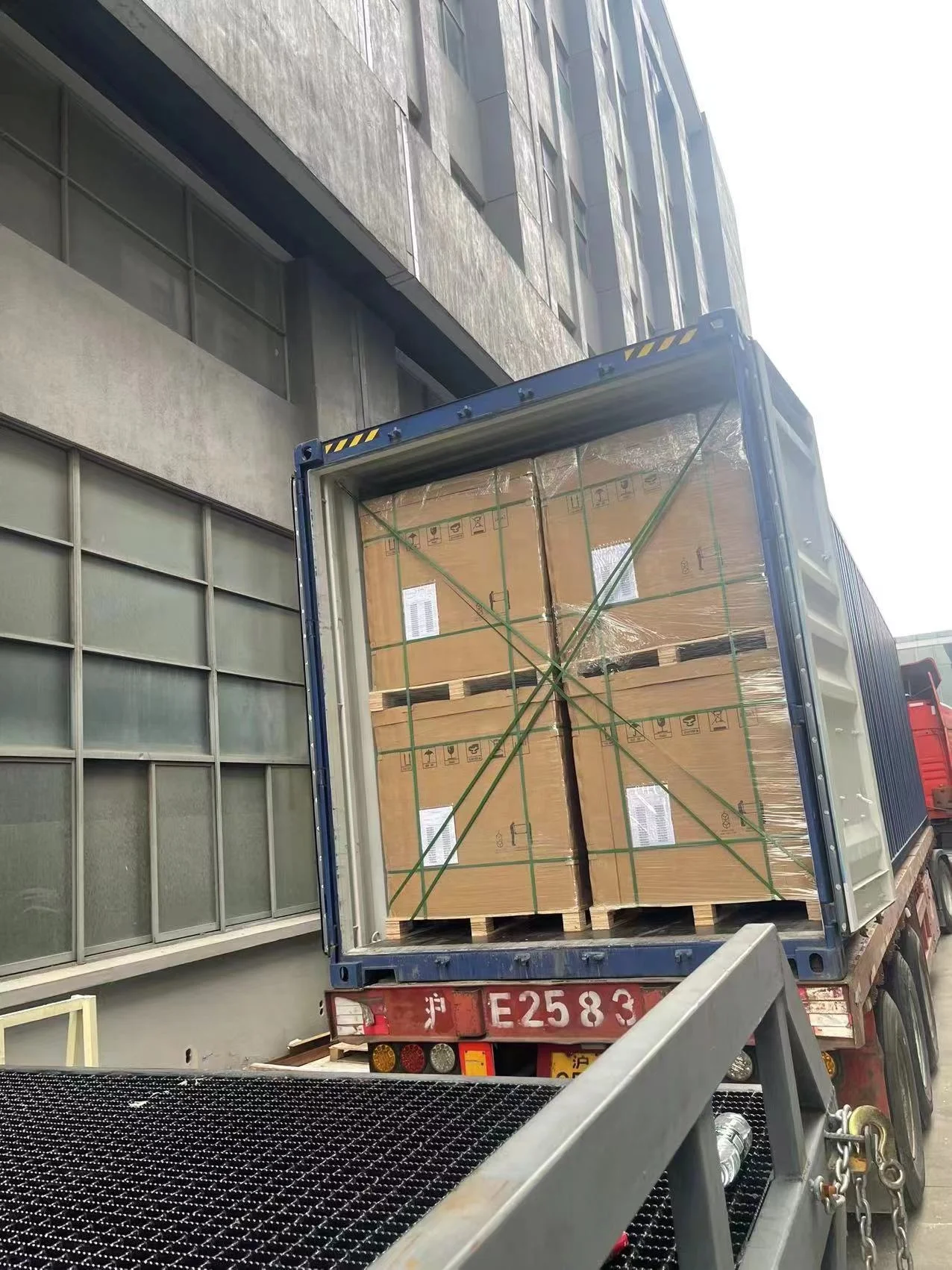 All Black 530W to 555W Hybrid Bifacial Solar Panel for Home Use N-Type Half Cell Topcon Technology with PERC