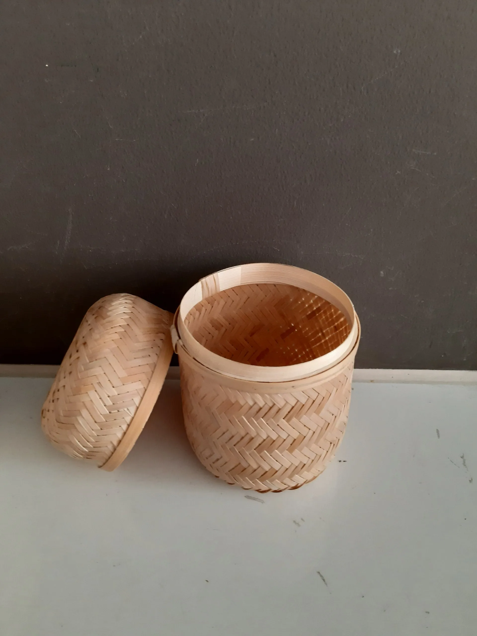 Eco Friendly Wholesale Manufacture Vietnam Storage Cosmetic Custom Round Handmade Woven Bamboo Tea Caddy Box With Lid