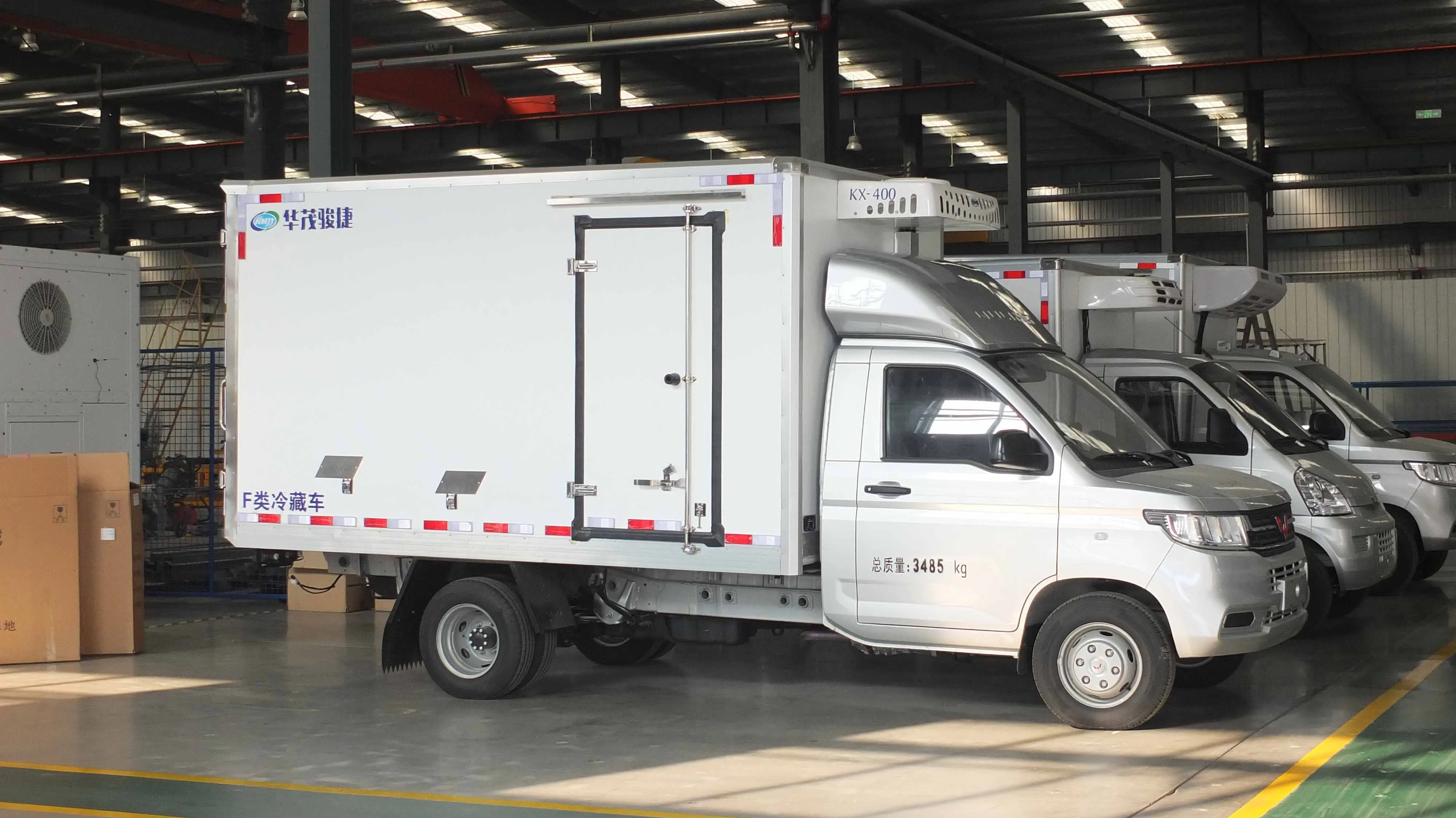 Hua Mao Jun Jie brand new version of 4x2 refrigerated compartment van refrigerated trucks
