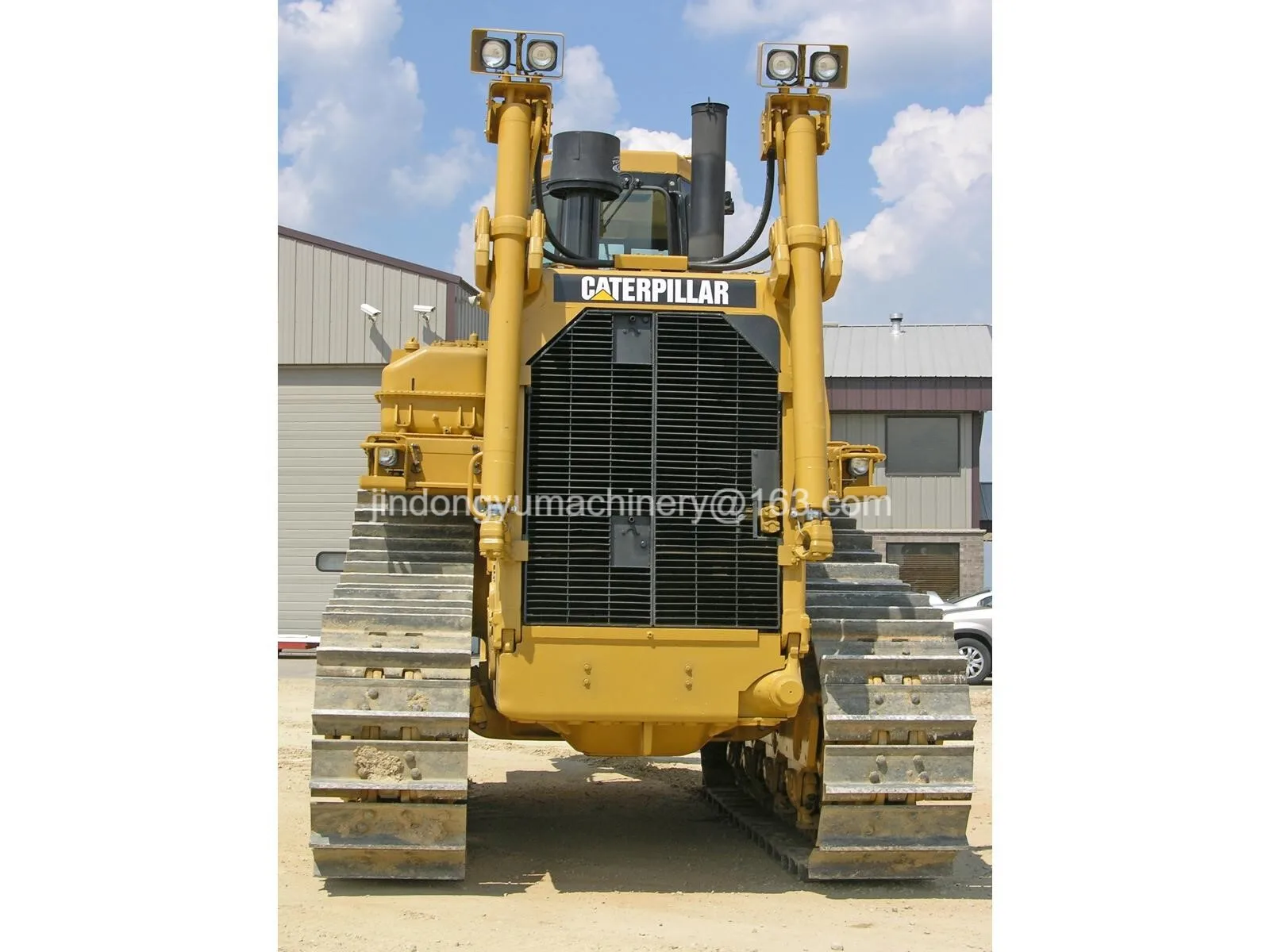 The CAT D9T WH Used Dozer is a high-efficiency bulldozer with a 436 HP engine and a weight of 50 tons