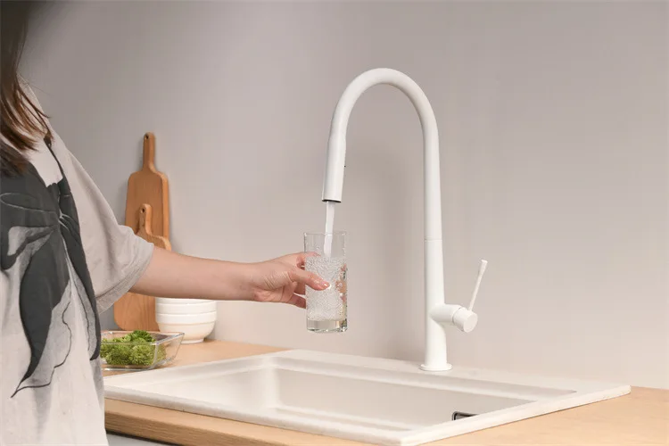 Luxury Brushed Gold Deck Mounted Pull Out Hot And Cold Water Single Handle Single Hole Anti Splash Kitchen Sink