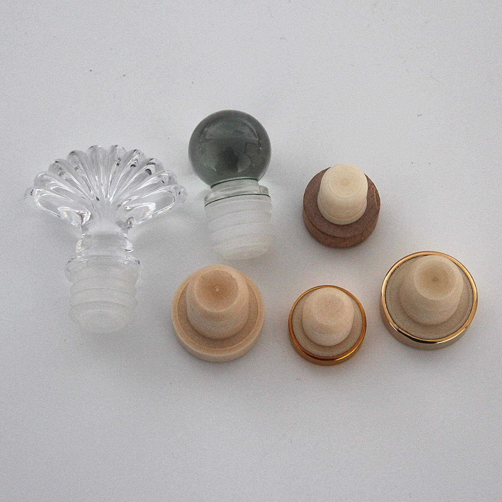 Wholesale hotsale colorful spraying 220ml glass Aroma Perfume Bottle Aromatherapy Fragrance with line embossed Ocean style lid