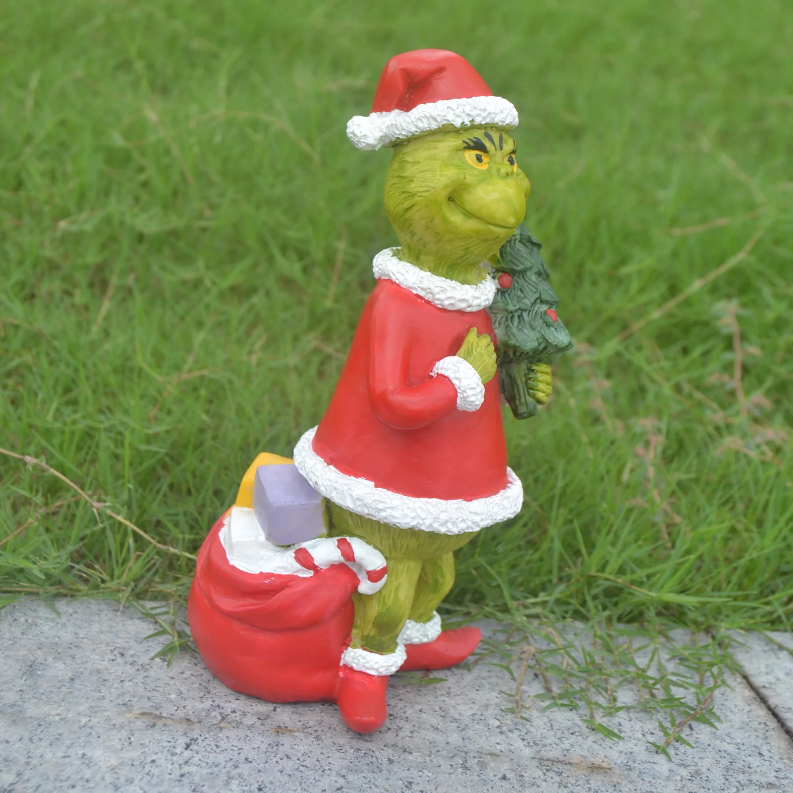 Fengzhi Factory Christmas Green Monster Holding Christmas Tree Decorative Ornaments Resin Sculpture for Garden Ornament