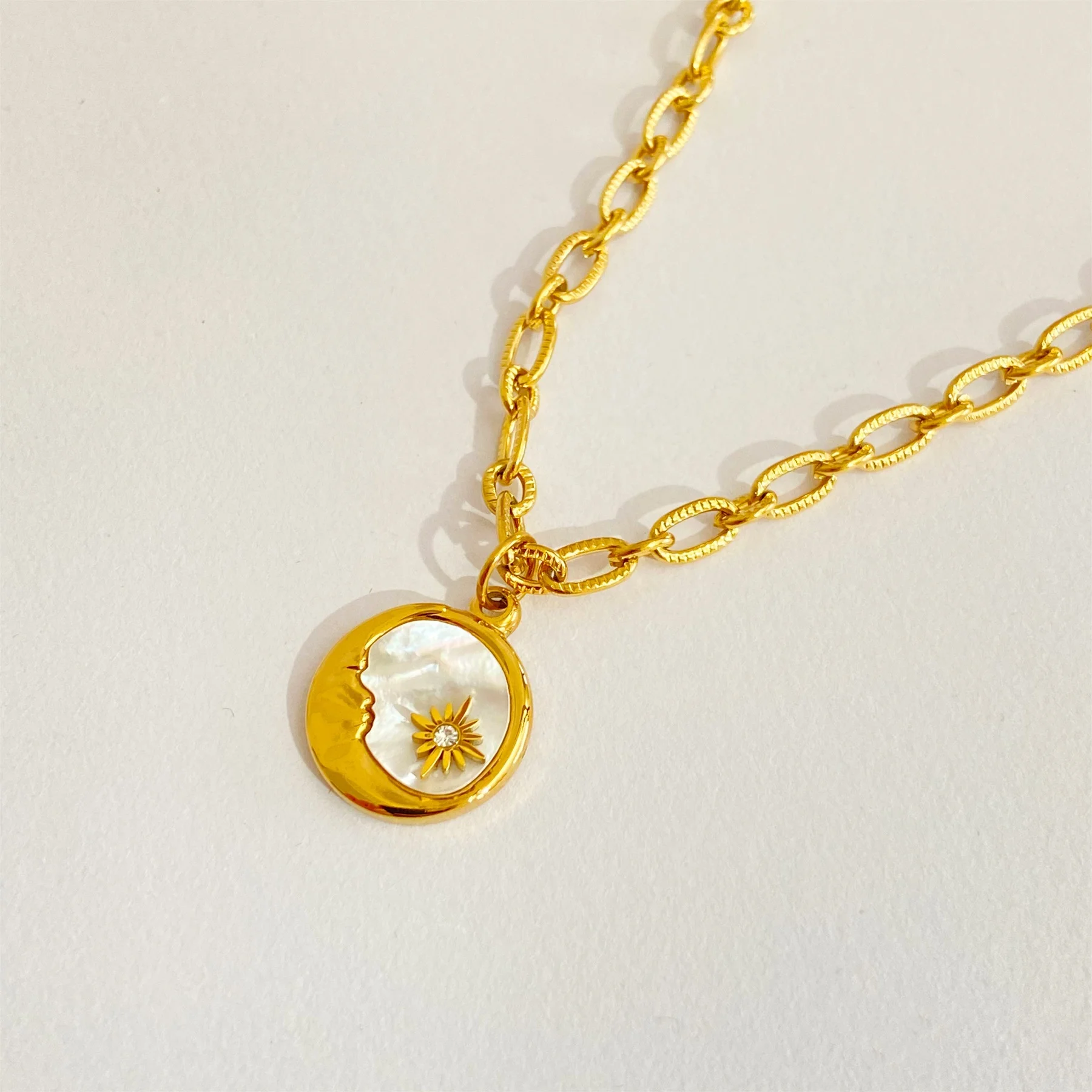 Dina Wholesale Fine Jewelry Women Vintage Natural Shell Sun Star Pendant Necklace 18K Gold Plated Stainless Steel Jewelry