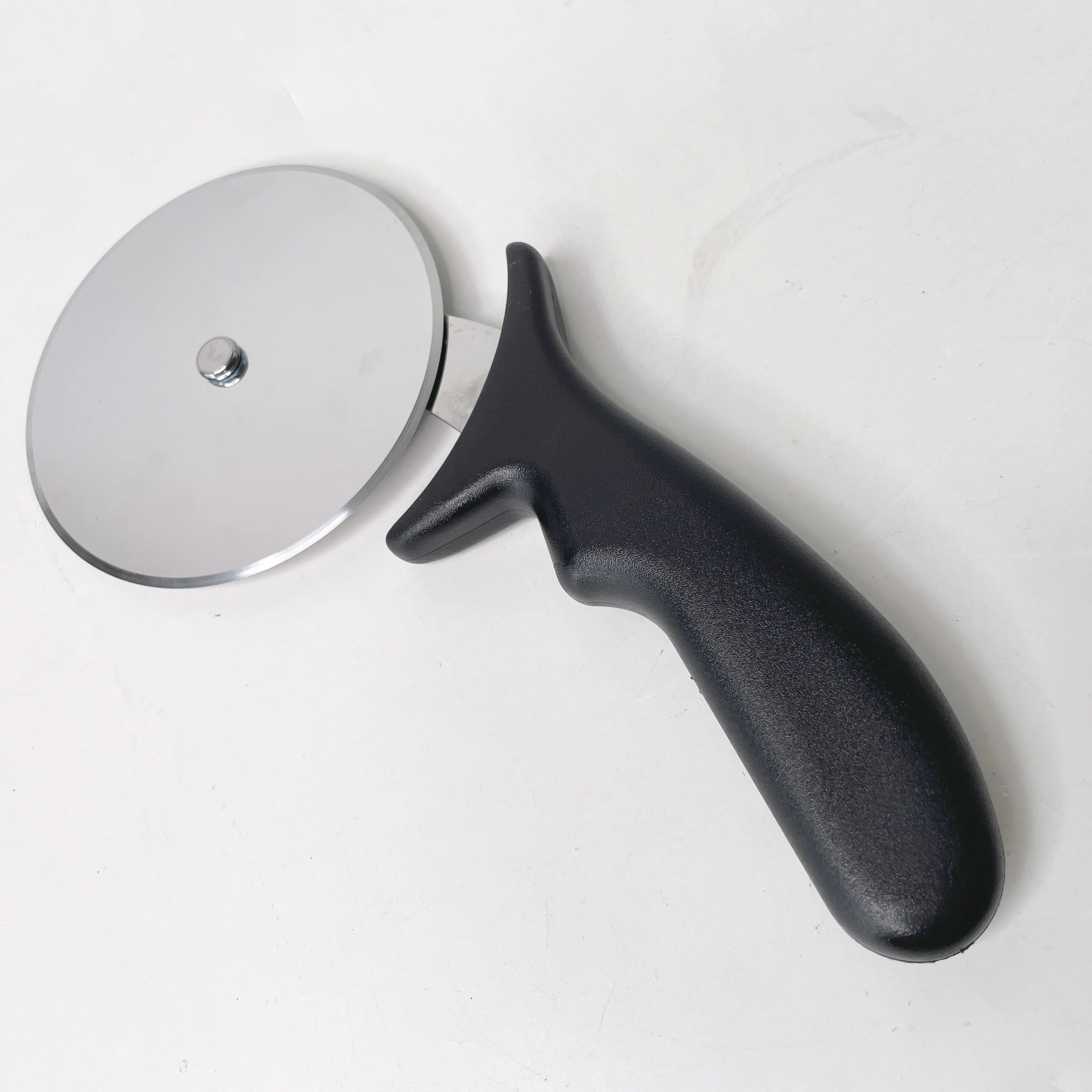 Высококачественный инструмент для выпечки из нержавеющей стали 430 рулоны пиццы круглое лезвие слайсер колесный резак с пластиковой ручкой