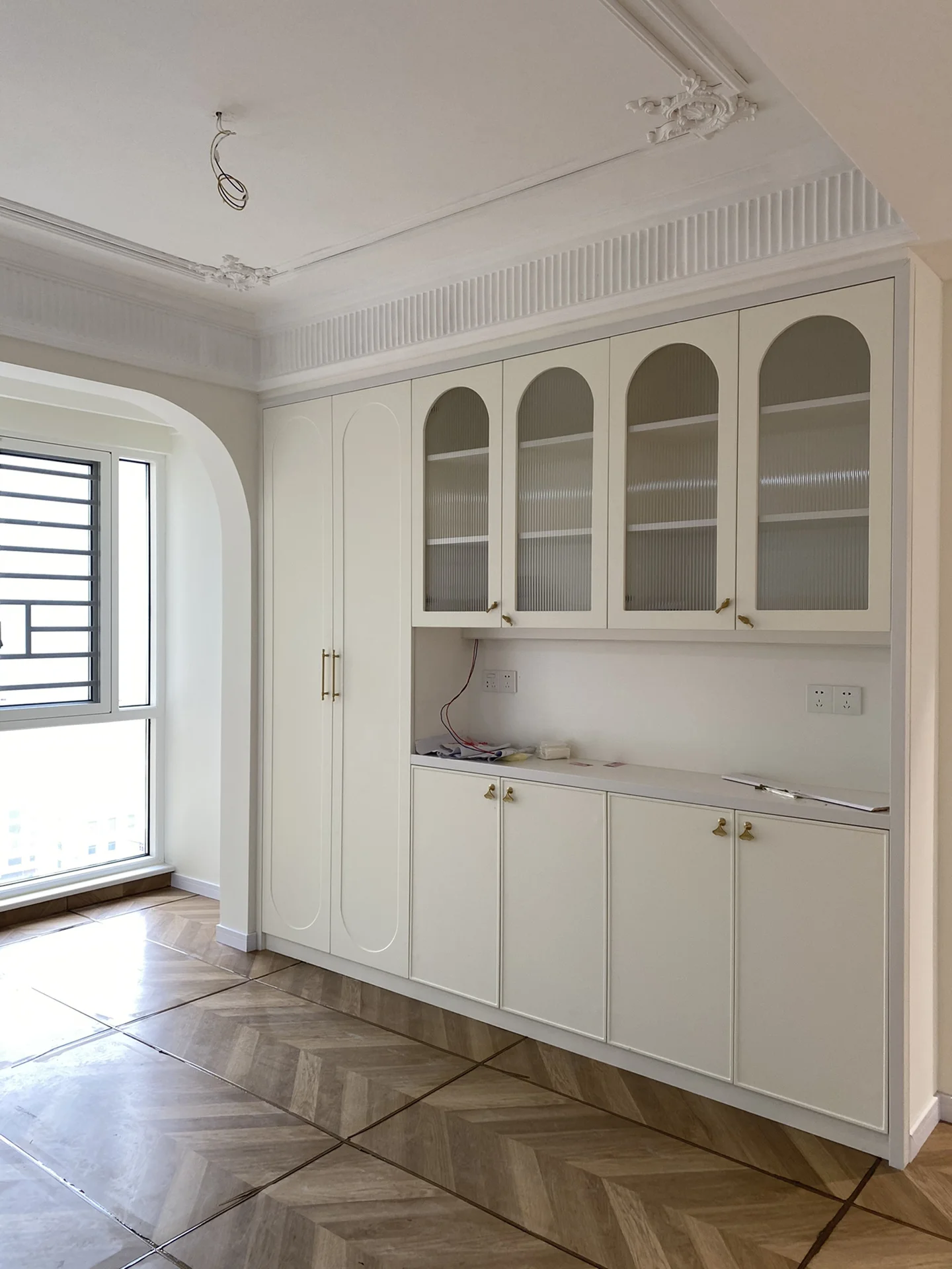 French Curved Glass Door Dining Side Cabinet with Simple Style for Living Room Storage or Computer Desks