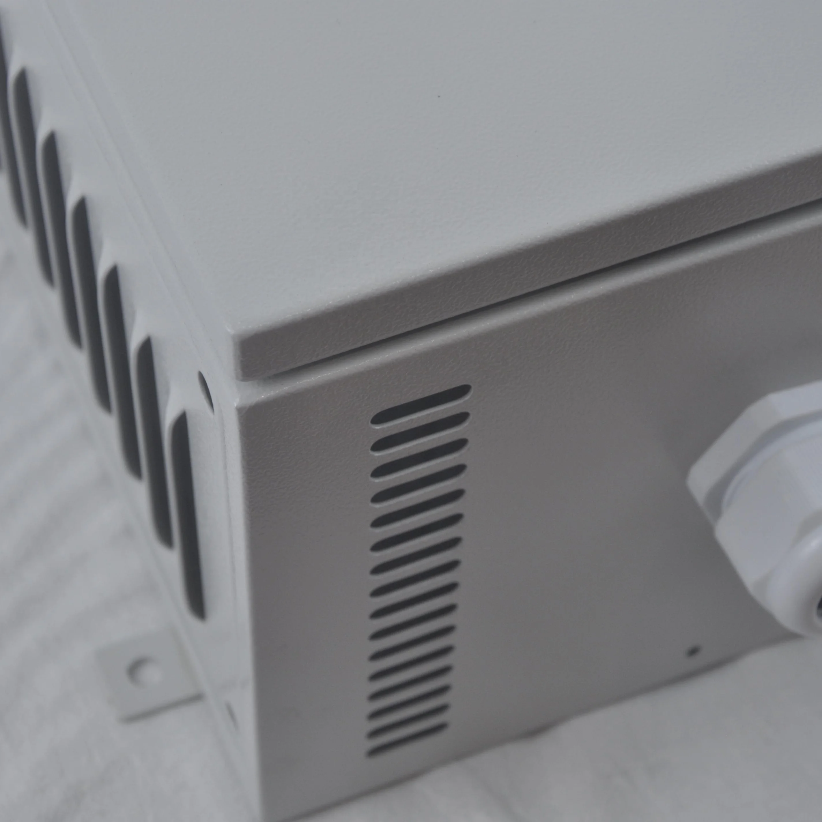 Built-in breaker and surge protector Solar PV combiner box