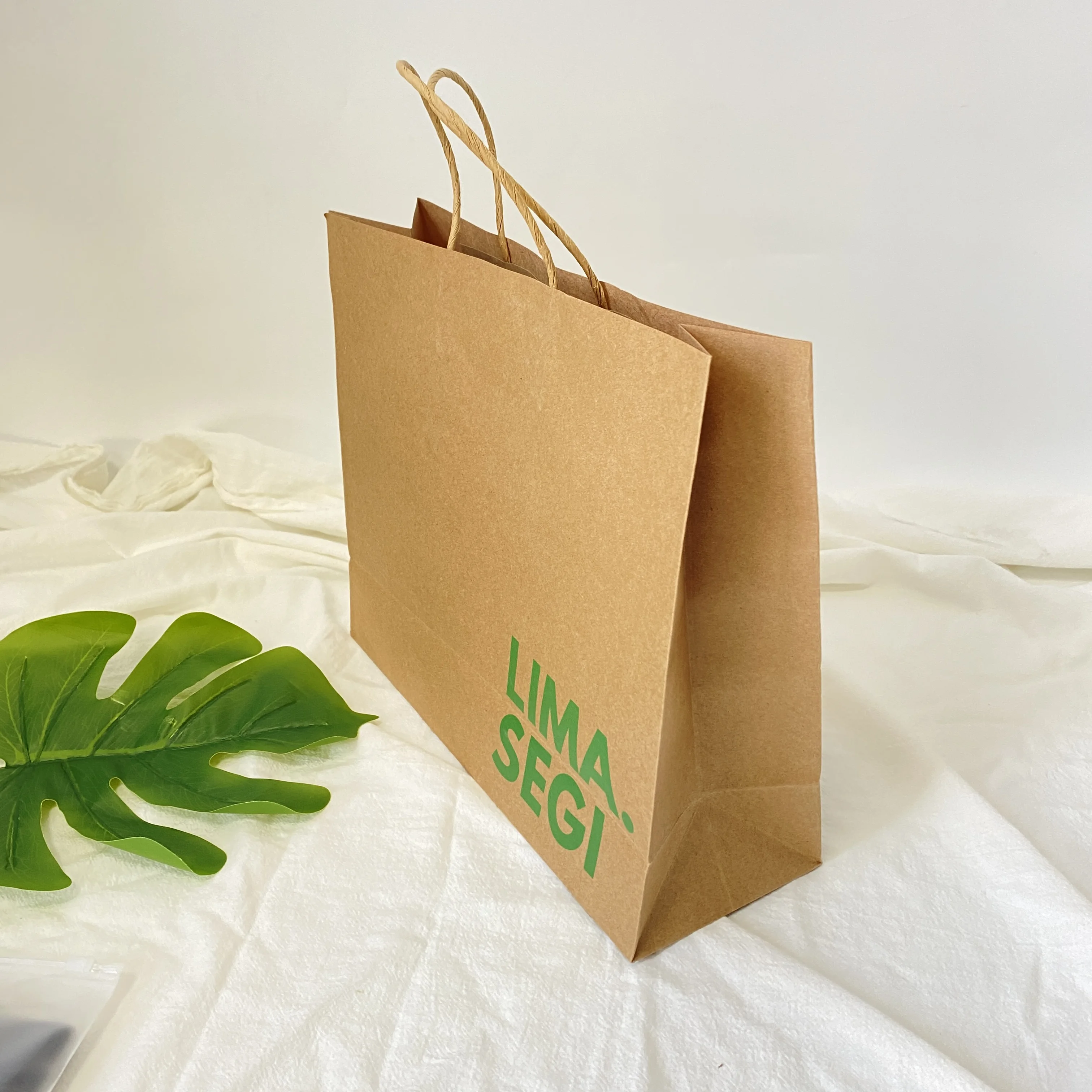 Recyclable and environmentally friendly reinforced handle technology paper bag custom printing logo brown kraft paper bag
