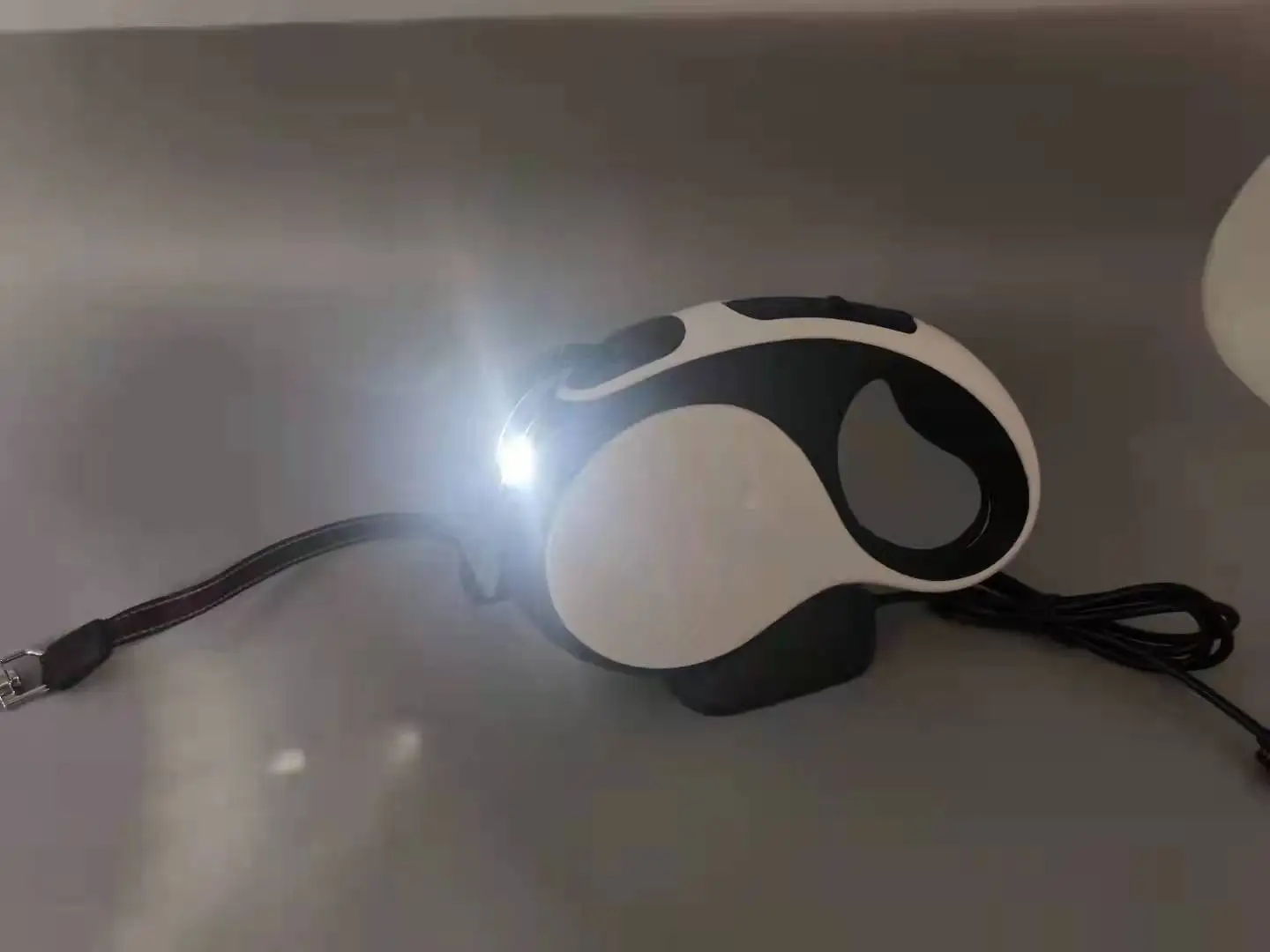 New Style Rechargeable Heavy Duty Reflective Nylon Webbing Anti-Slip Handle 16ft Retractable Dog Leash with Flashlight