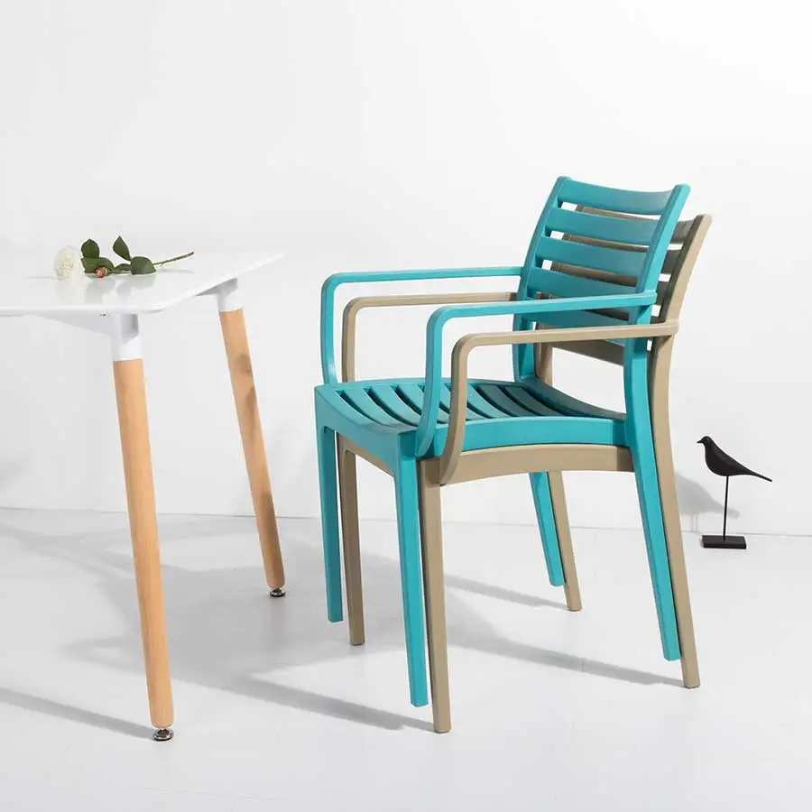 Современный пластиковый стул