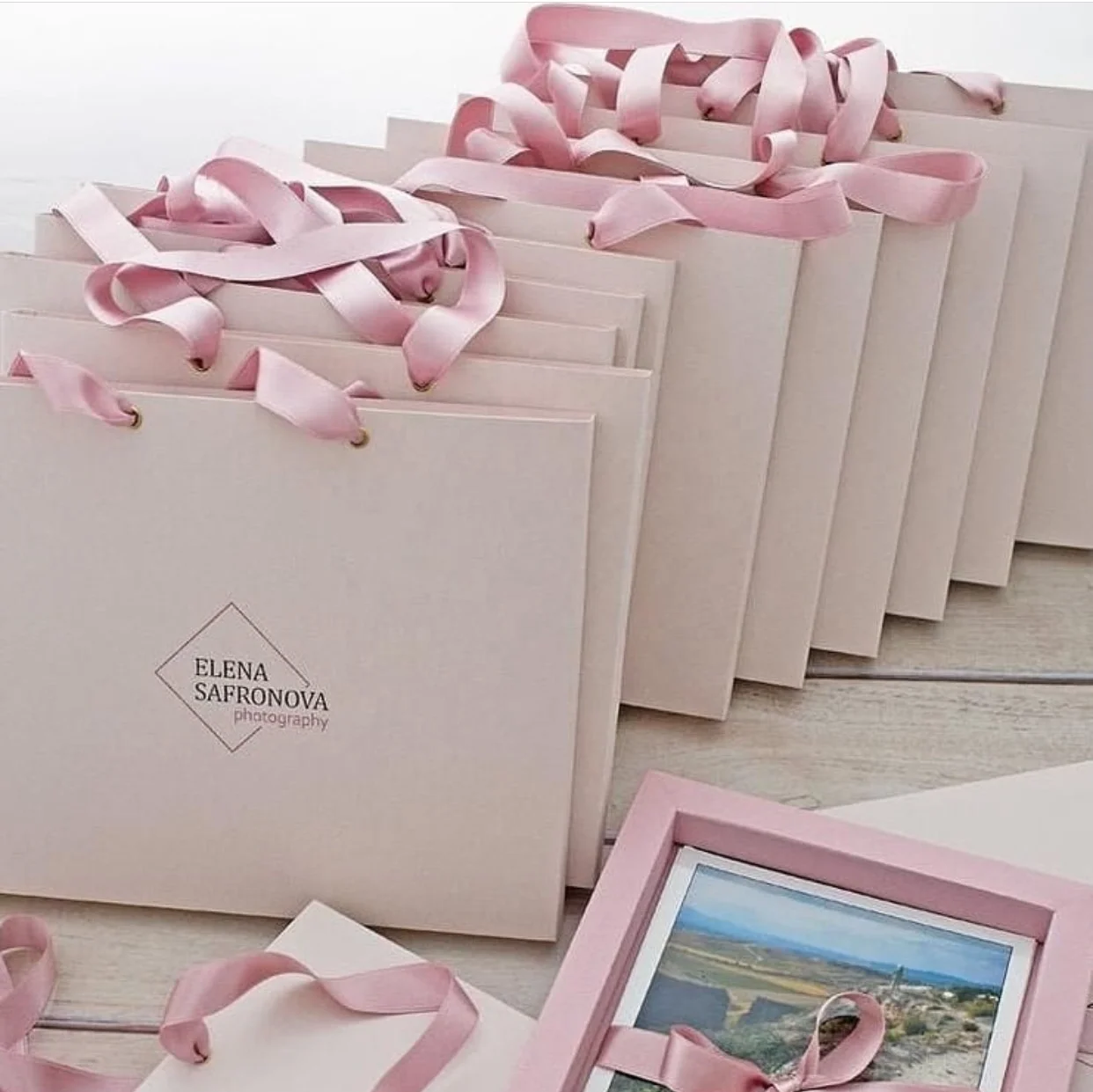 
2020 Excellent Quality Custom Logo Printing Recyclable Shopping Paper customized gift bags 