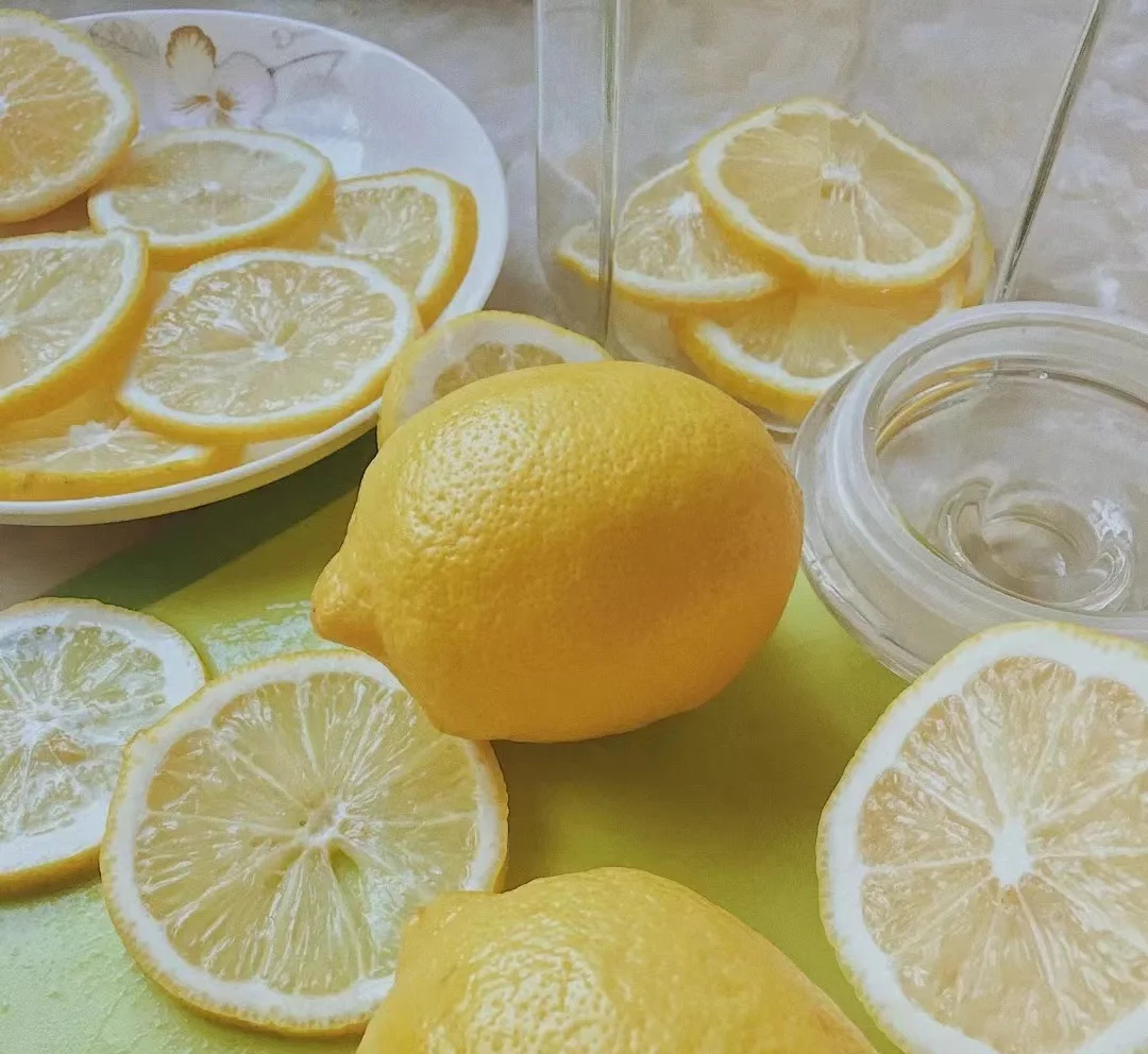 Свежие лимоны, Свежие лимоны, свежие большие фрукты, замачиваемые в воде, фрукты для тонкой кожи, желтый лимон