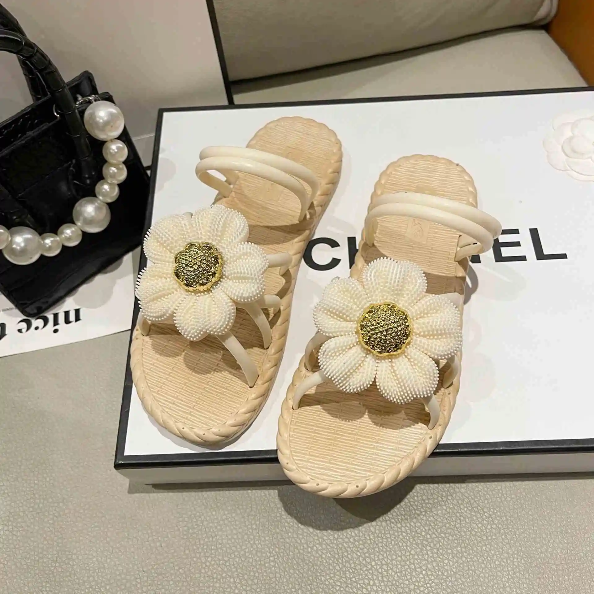 High Quality Designer Fur House Pan Luxury Slippers Women New Design Men Luxury Women Slippers For Women