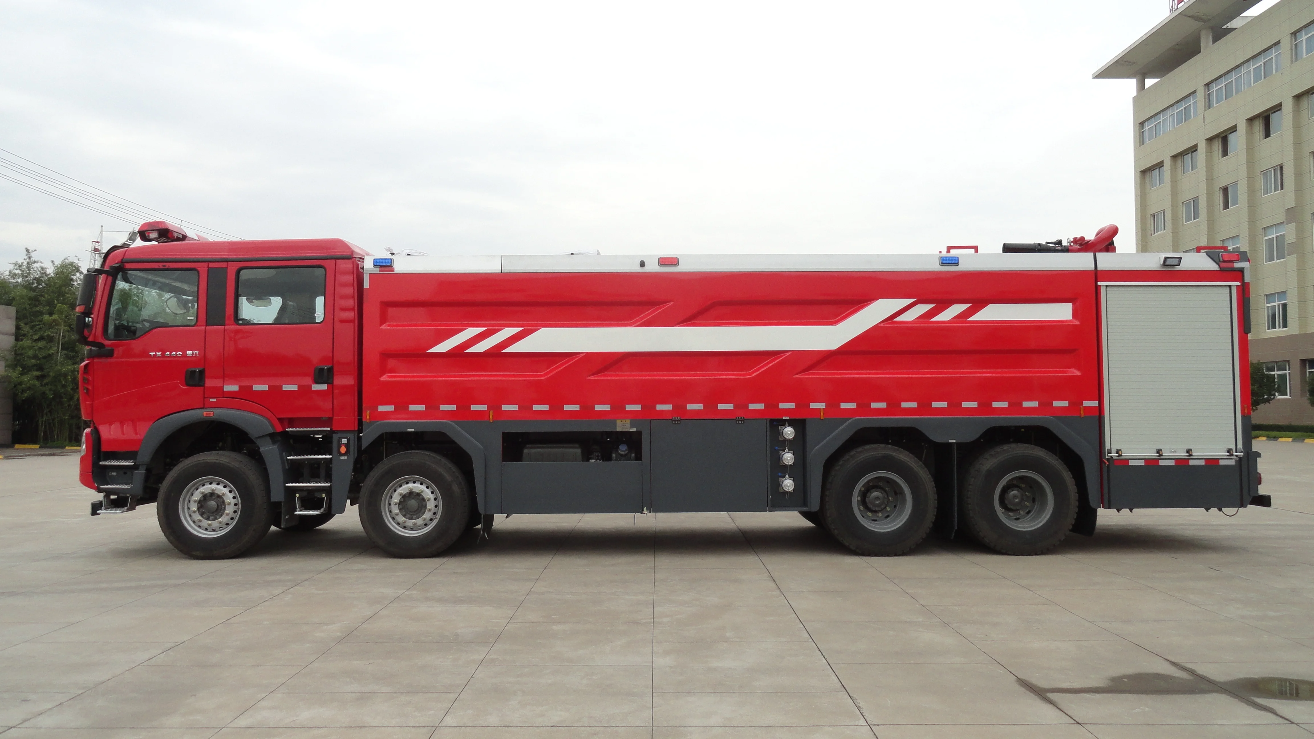 HOWO 8x4 chassis BX5420GXFPM240/HT6 Foam fire truck