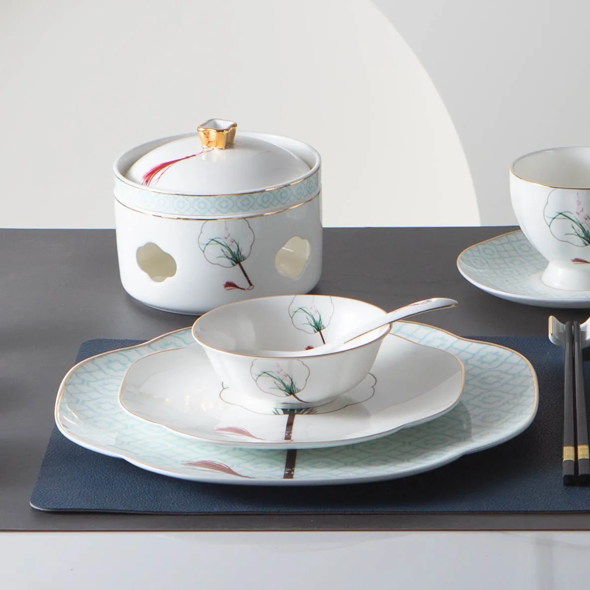 Wholesale western design porcelain dinnerware set Phnom Penh bulk wedding Bone China dinner plates sets