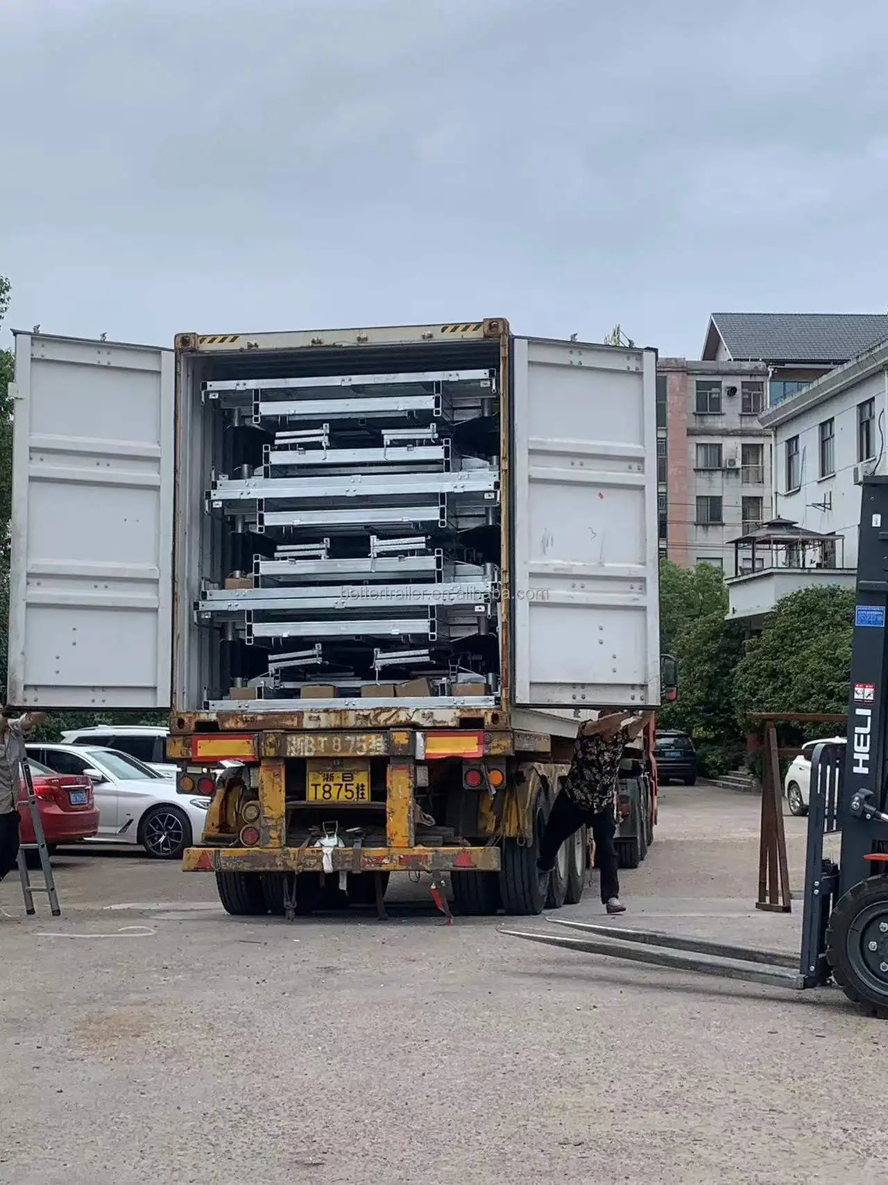 LOADING (17).jpg