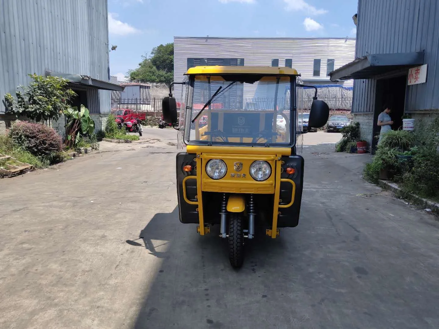 200cc/250cc motorized gas powered easy cabin three wheel cargo tricycle/three wheel motorcycle for cargo with windshield