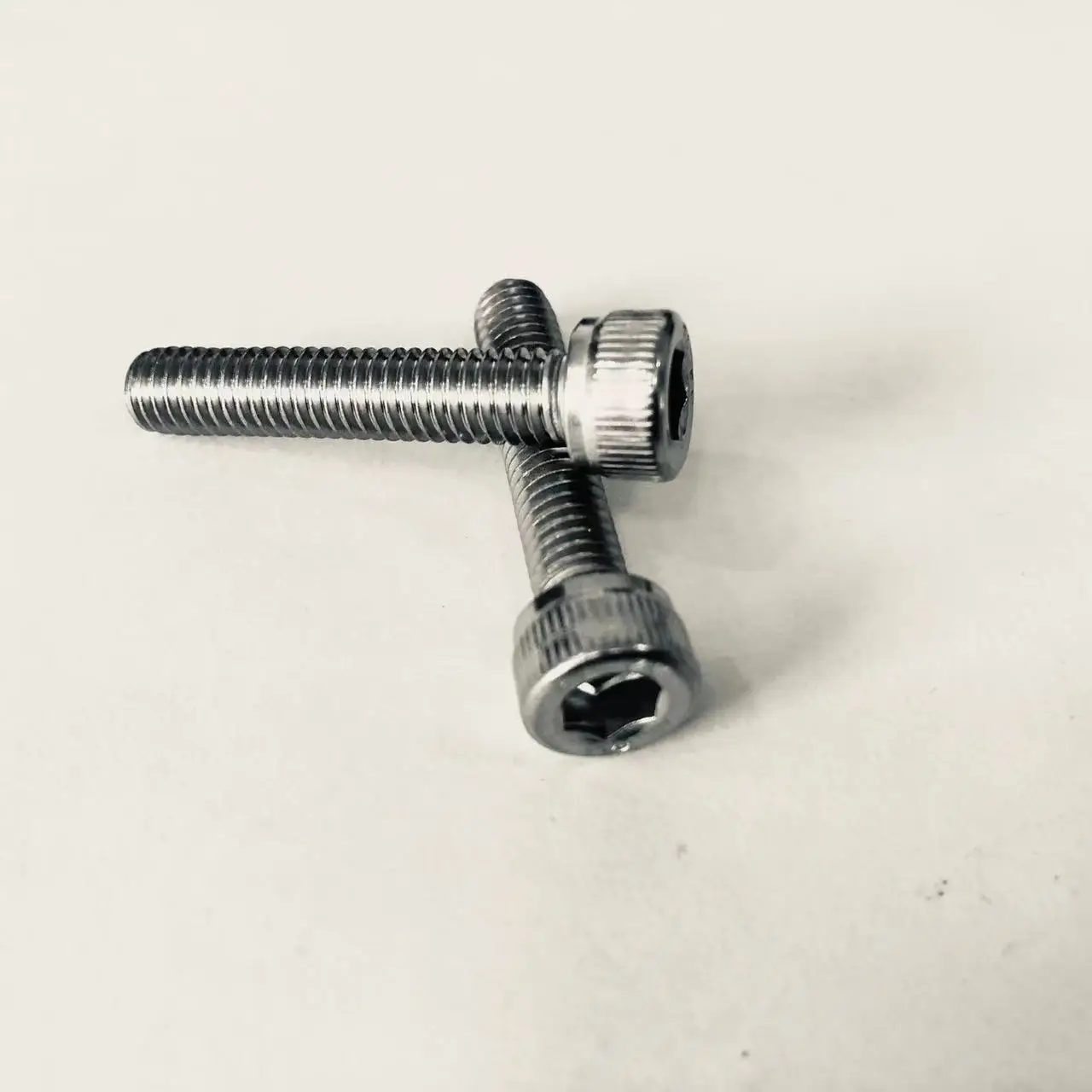 m10*25 High hardness and strength SS304 ZINC Nickel useful chemicals plain or silvery full thread Socket head Allen head bolt