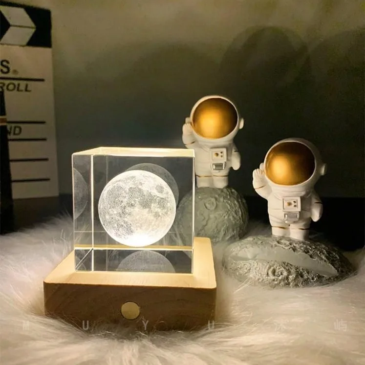 Кристаллический кубик с 3D-гравировкой