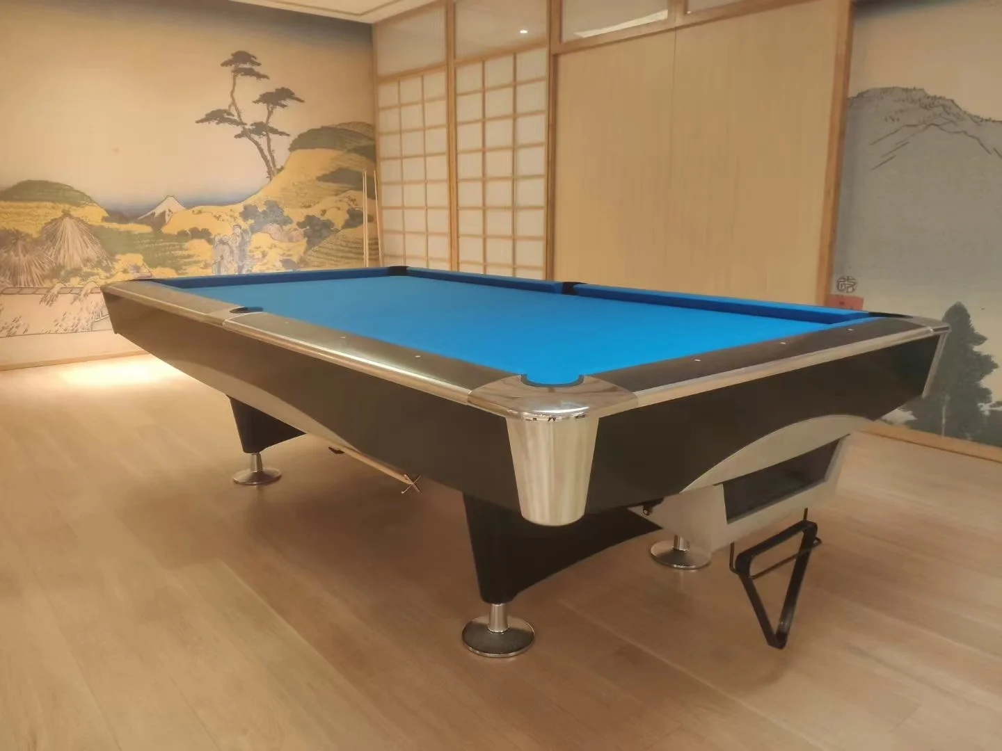 Ball return pool table