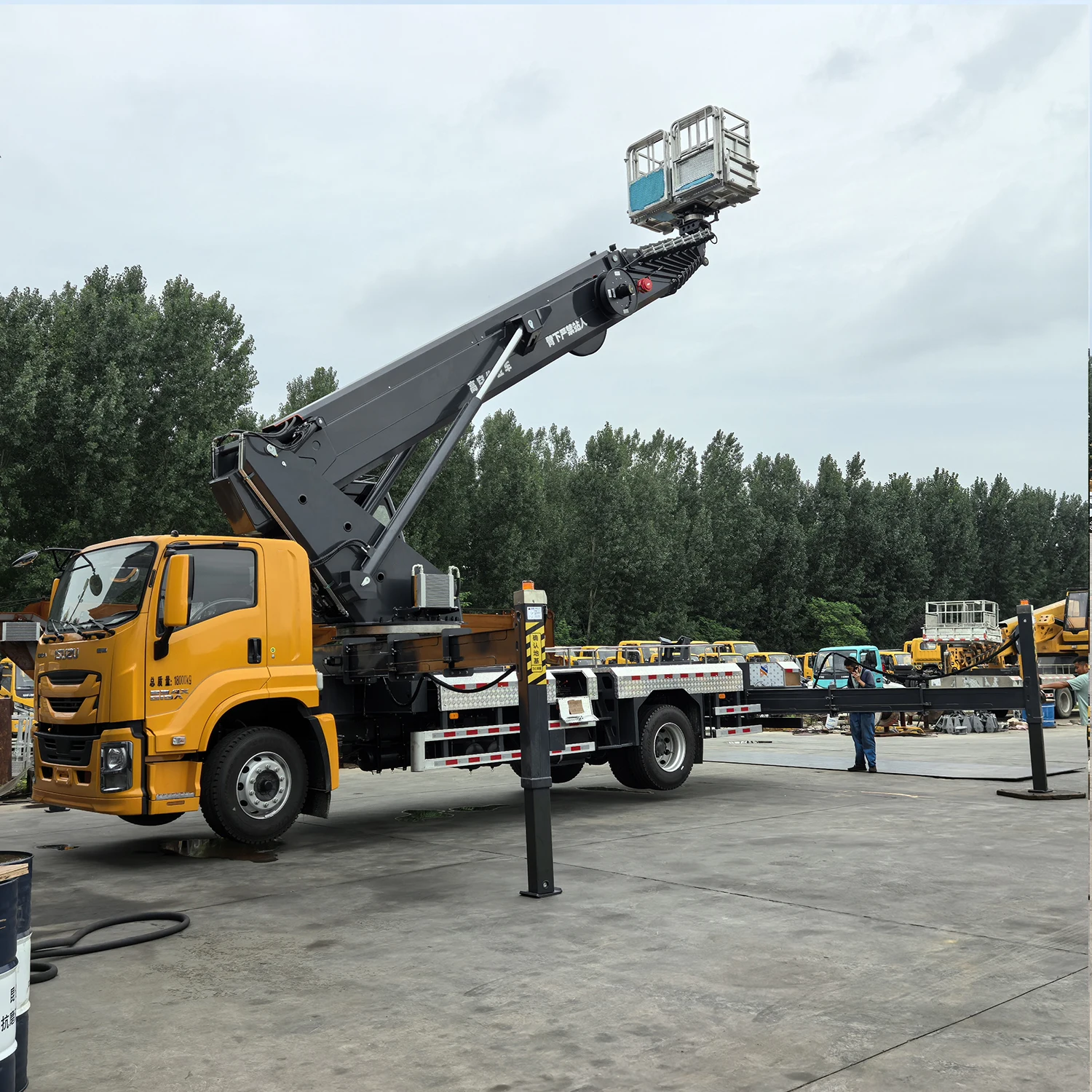 Multi functional high-altitude work vehicle basket truck hydraulic telescopic aerial working platform truck