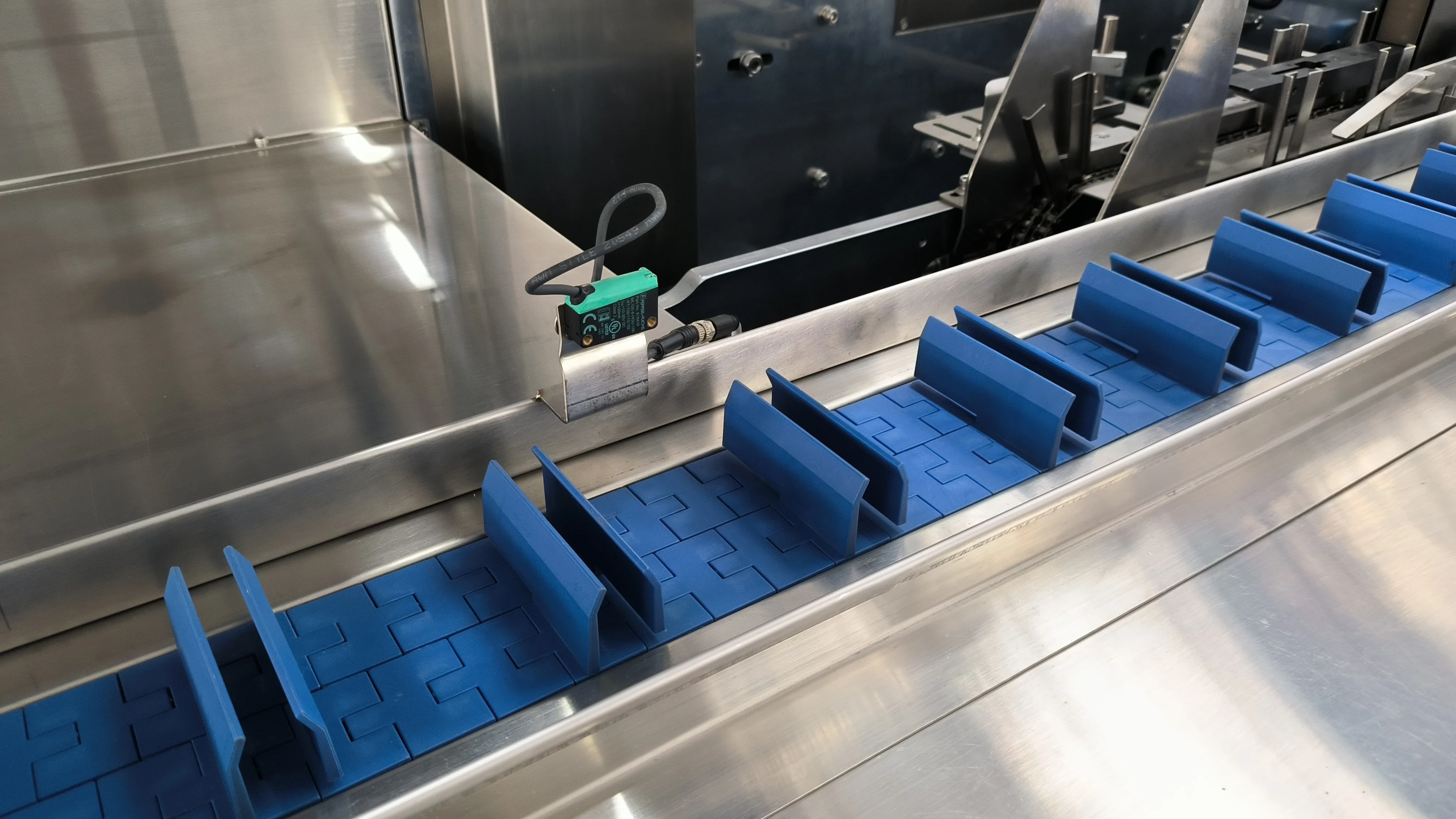 Машина для упаковки в картонные коробки для зубной пасты