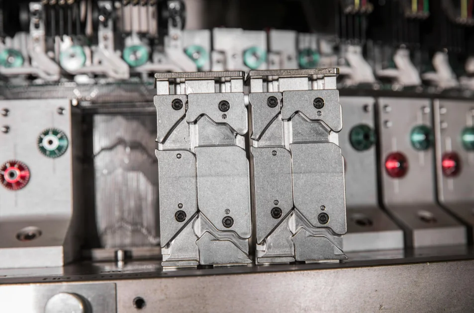 Новый дизайн, Электронная 4/6 цветная Автоматическая вязальная машина