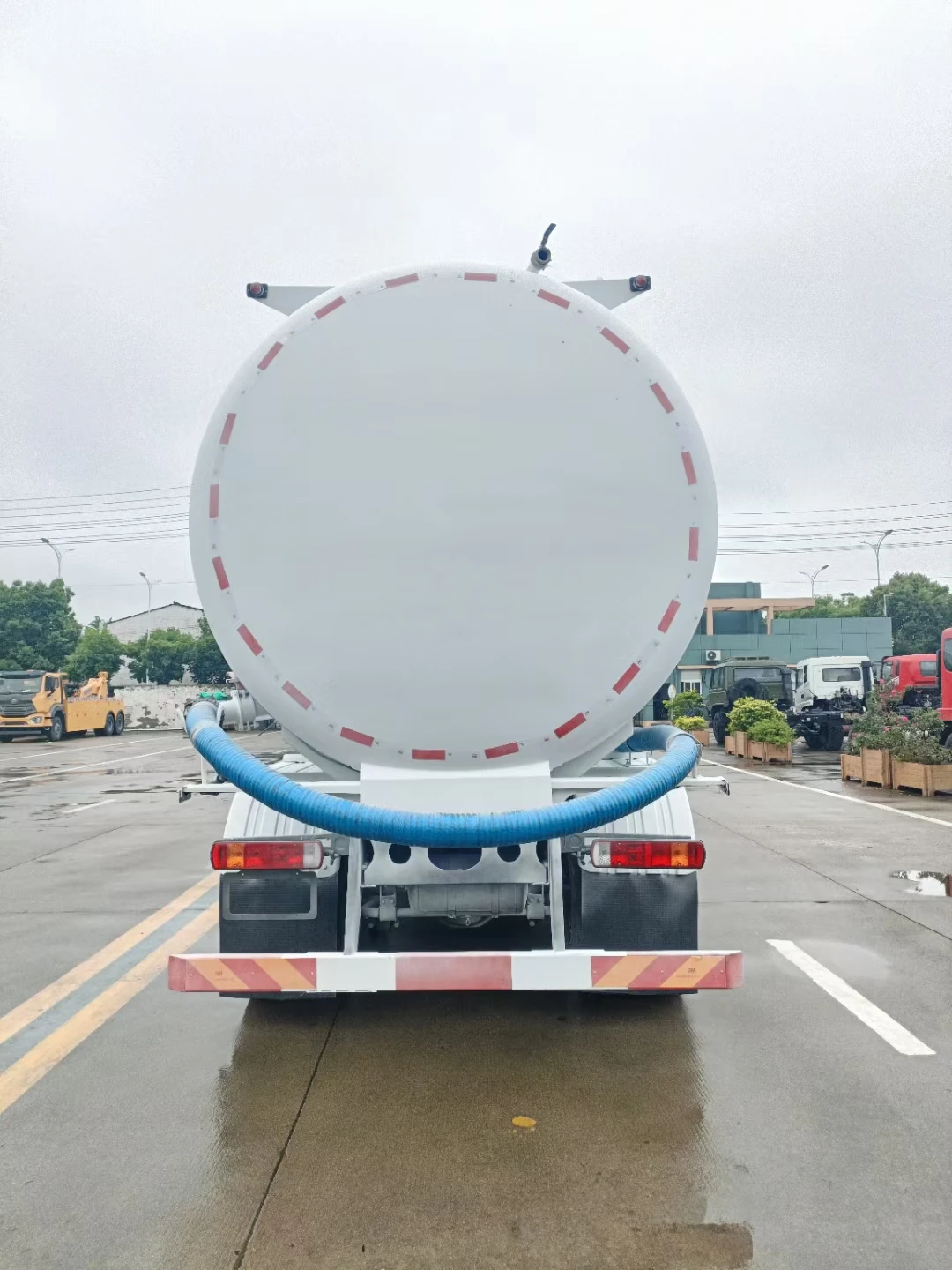 China hot sale  SINO truck  HOWO  8x4   36 m3  dry powder tank truck  30 tons  12 wheels  bulk powder goods tanker truck