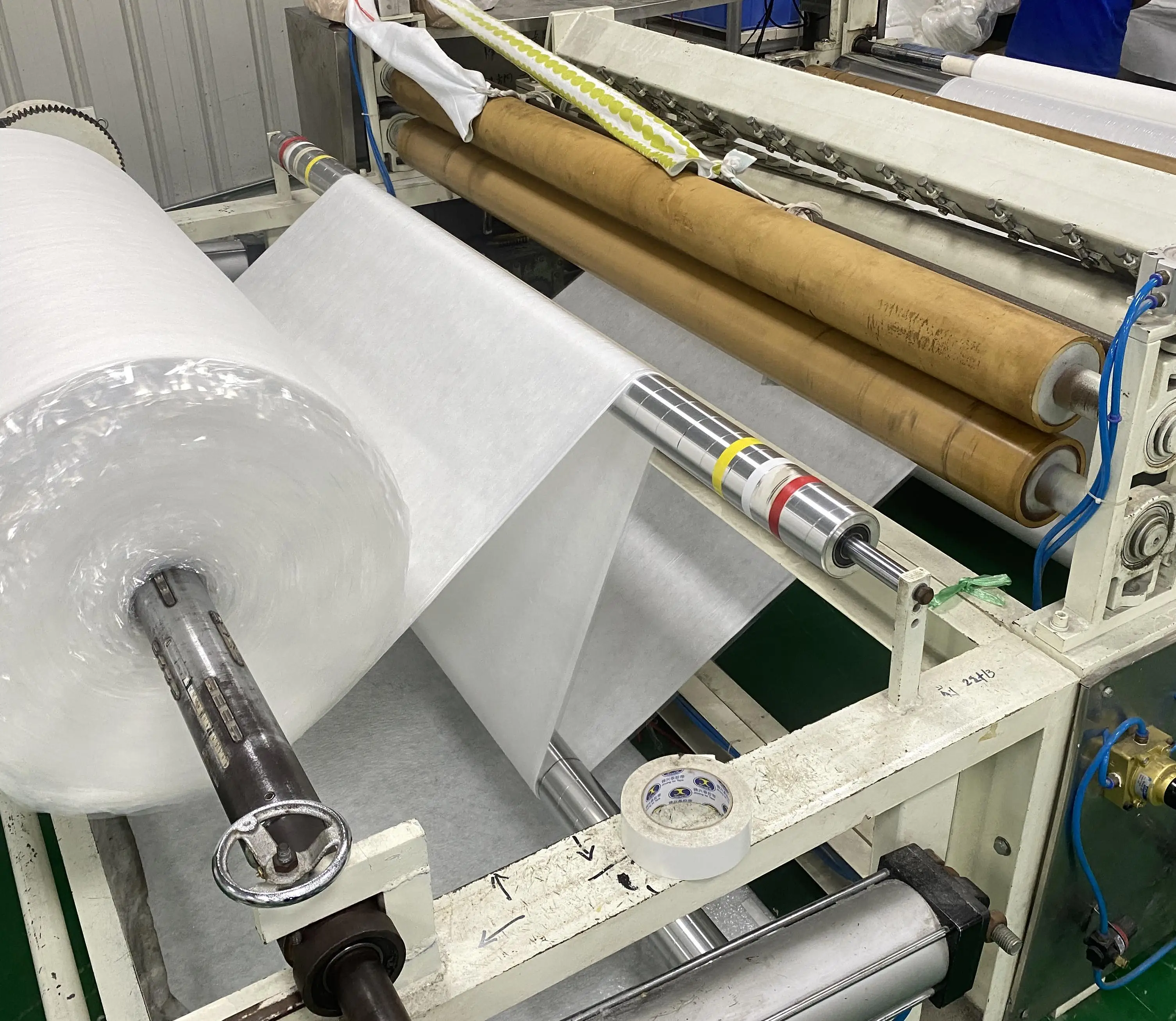 White sticky nonwoven felt painter fleece fabric cover floor waterproof oilproof protection roll with 1*25m 1*50m