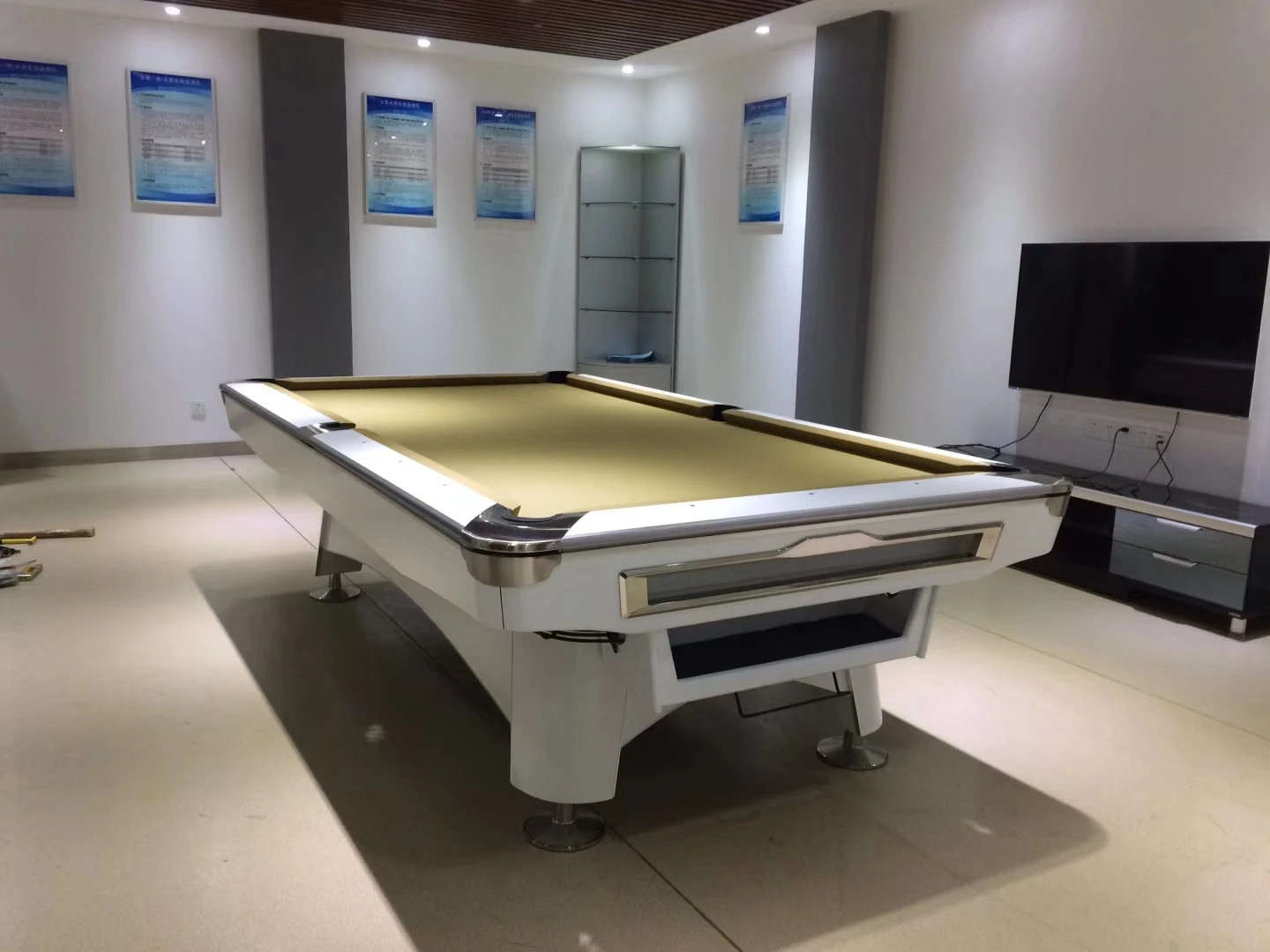 Ball return pool table