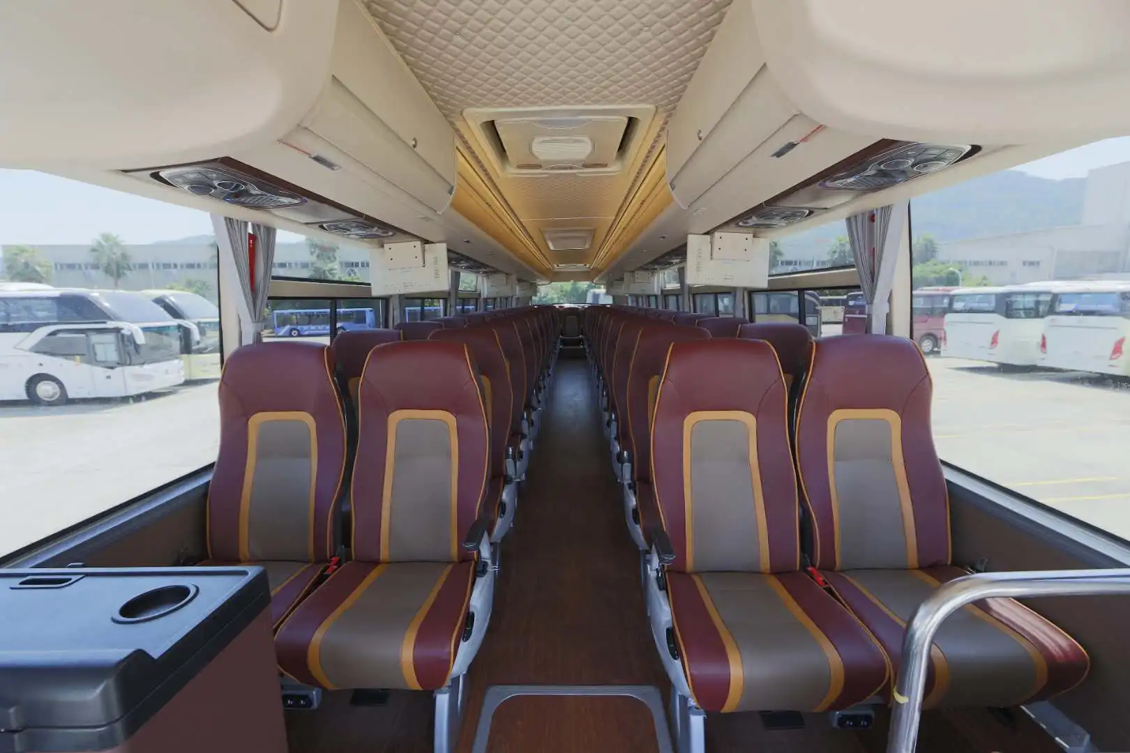 Second Hand Golden Dragon Bus XML6130 Double Differential Axles 50 Seats Luxury Tour Passenger Coach Bus