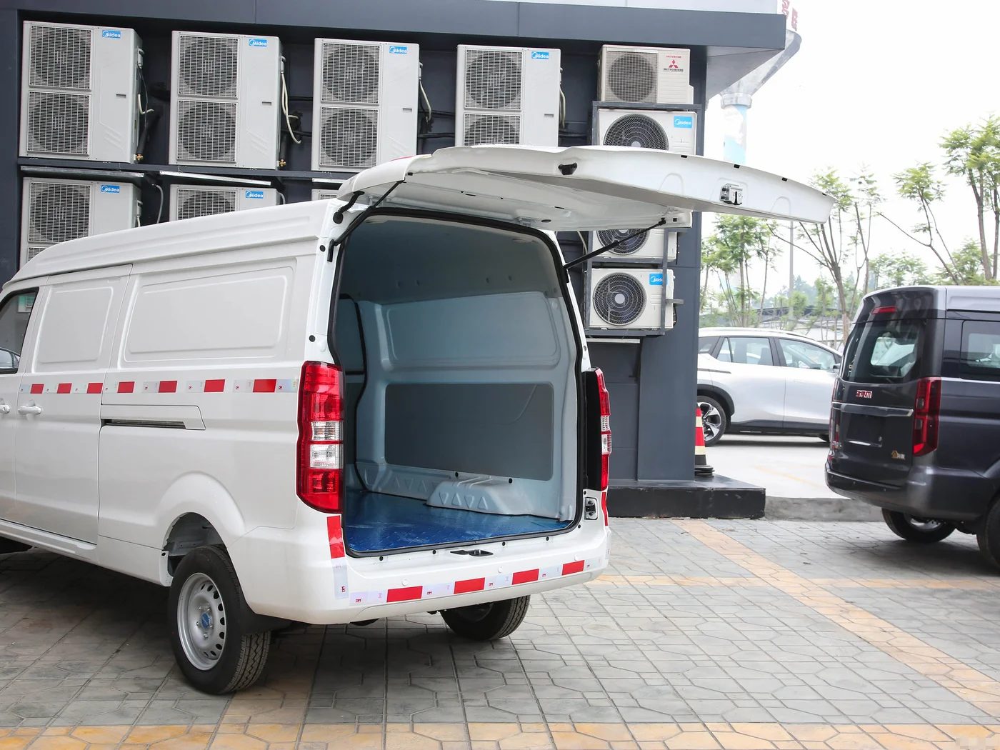 New SRM Electric Van 5/7 Seater Minibus Big Space New Energy Vehicles from China Supplier