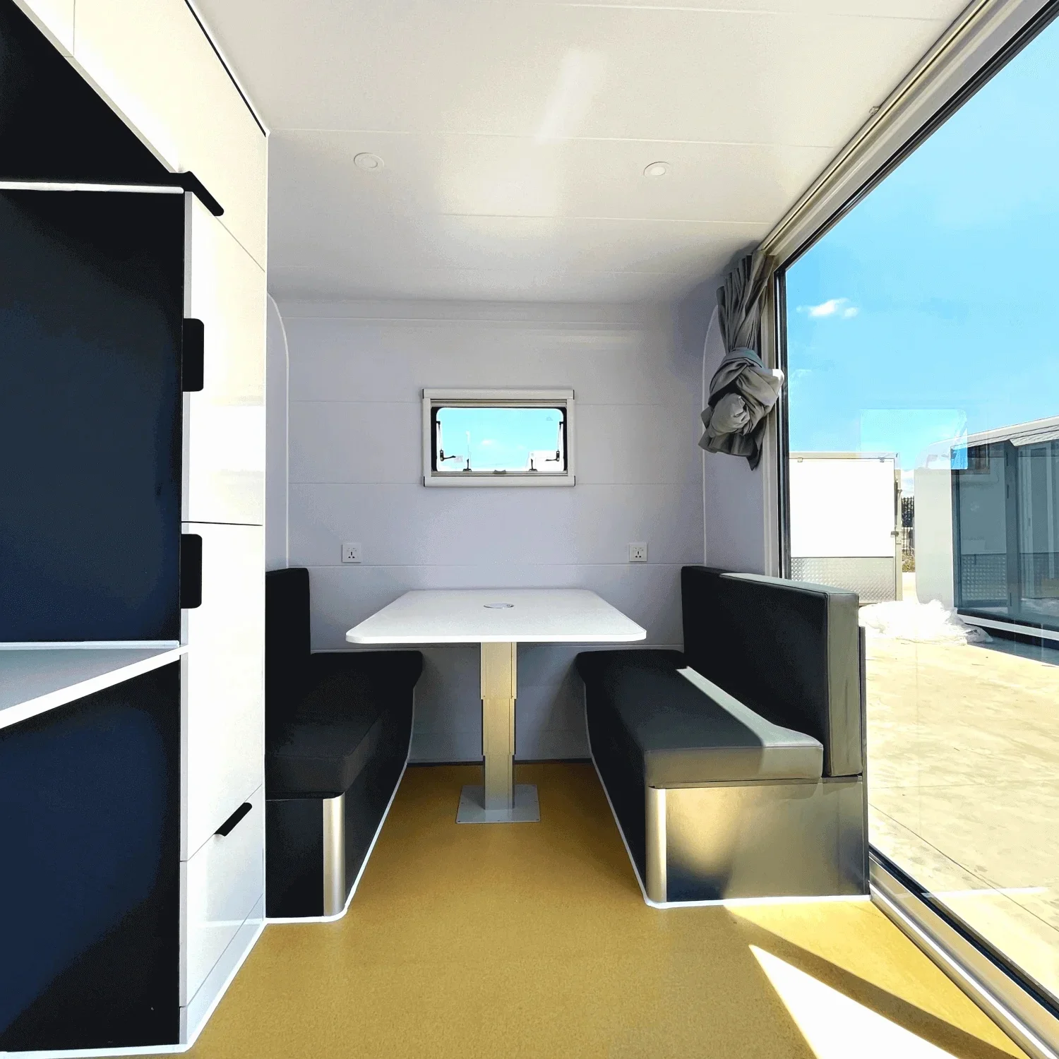 Chinese Waterproof Steel Container Houses Prefabricated Caravan House for Hotel Use