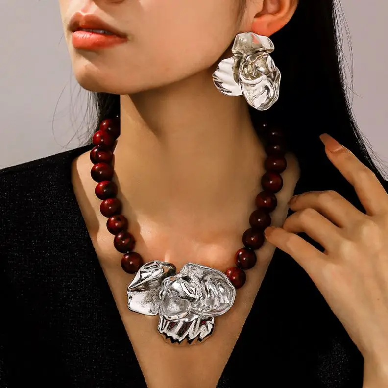 2024 Fashion Jewelry Wholesale Chunky Women Gold Pendant Necklace New Product Retro Silver Large Flower Pendant Beaded Necklace