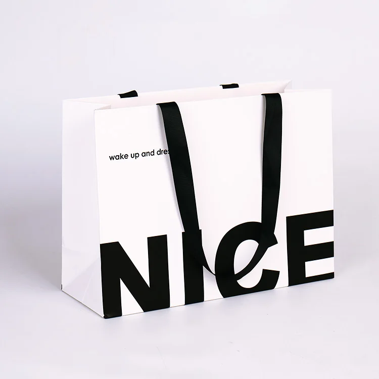 Customized wholesale of high-quality white fashion brand gifts, shopping clothing packaging paper bags