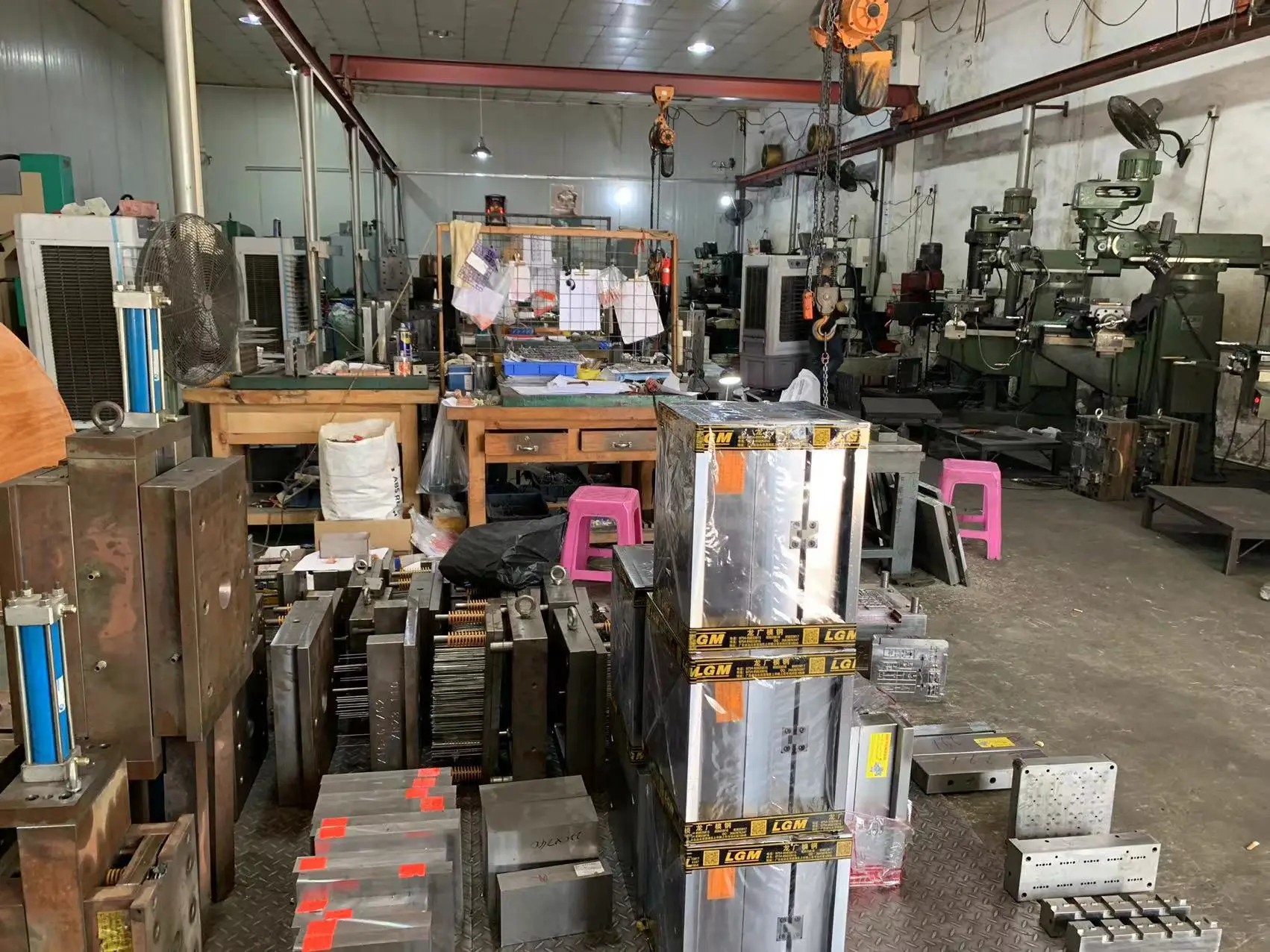 customize TPE sports massage half trigger flashing ball plastic spiky ball machine