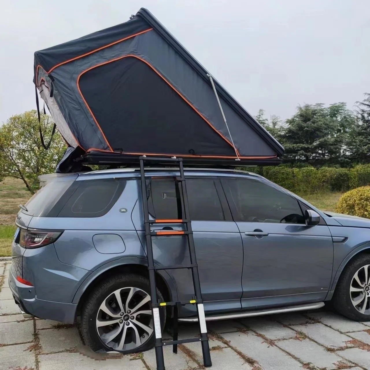 Self driving adventure rest roof tent aluminum alloy shell with crossbar solar panel can be added triangular roof tent