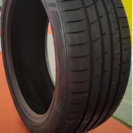 Высококачественные шины PCR с длинным пробегом UHP & FRT HF330 205/40ZR17 для