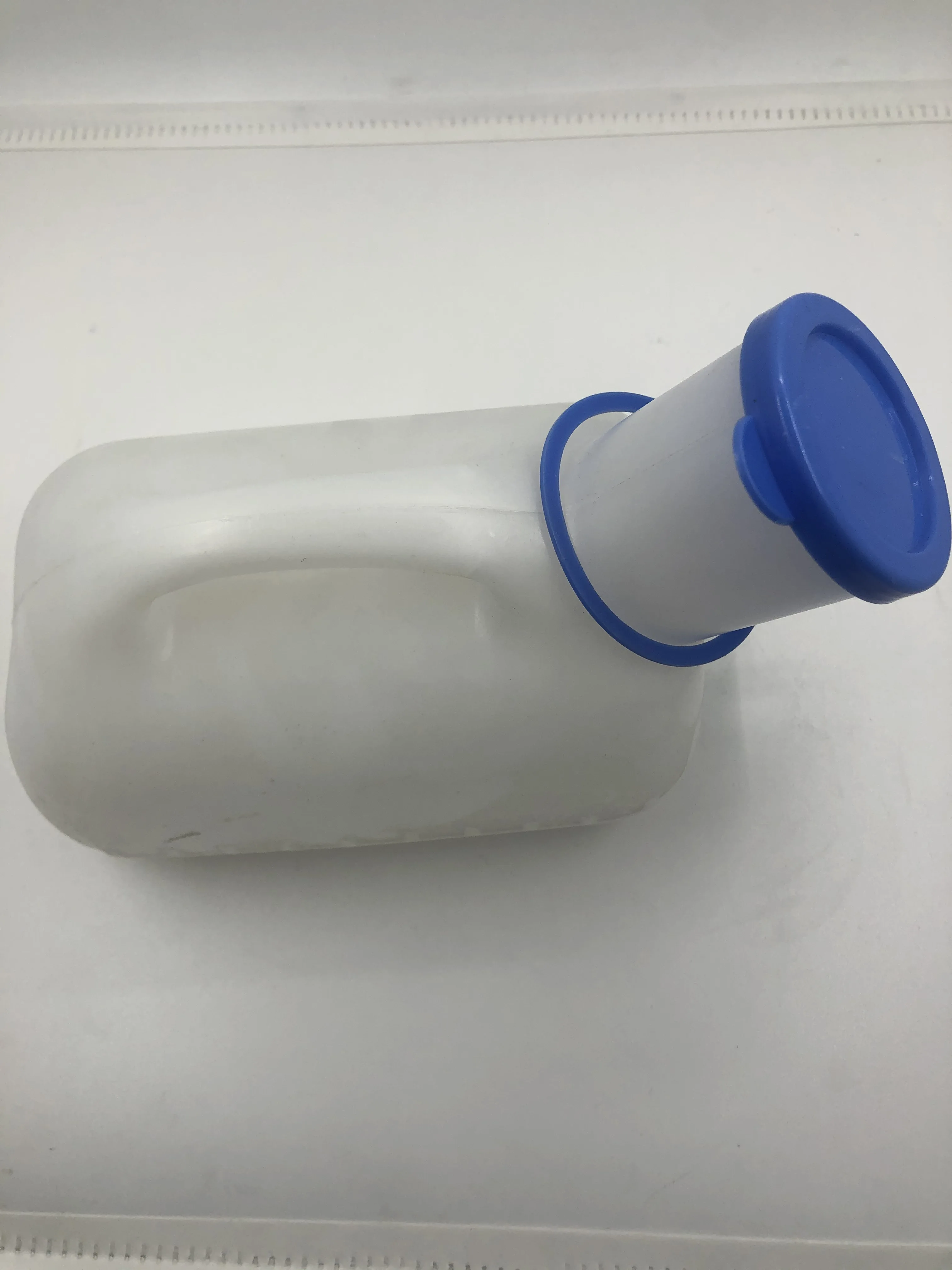 Disposable Medical Men or Women Plastic Urinal with Cover Cap
