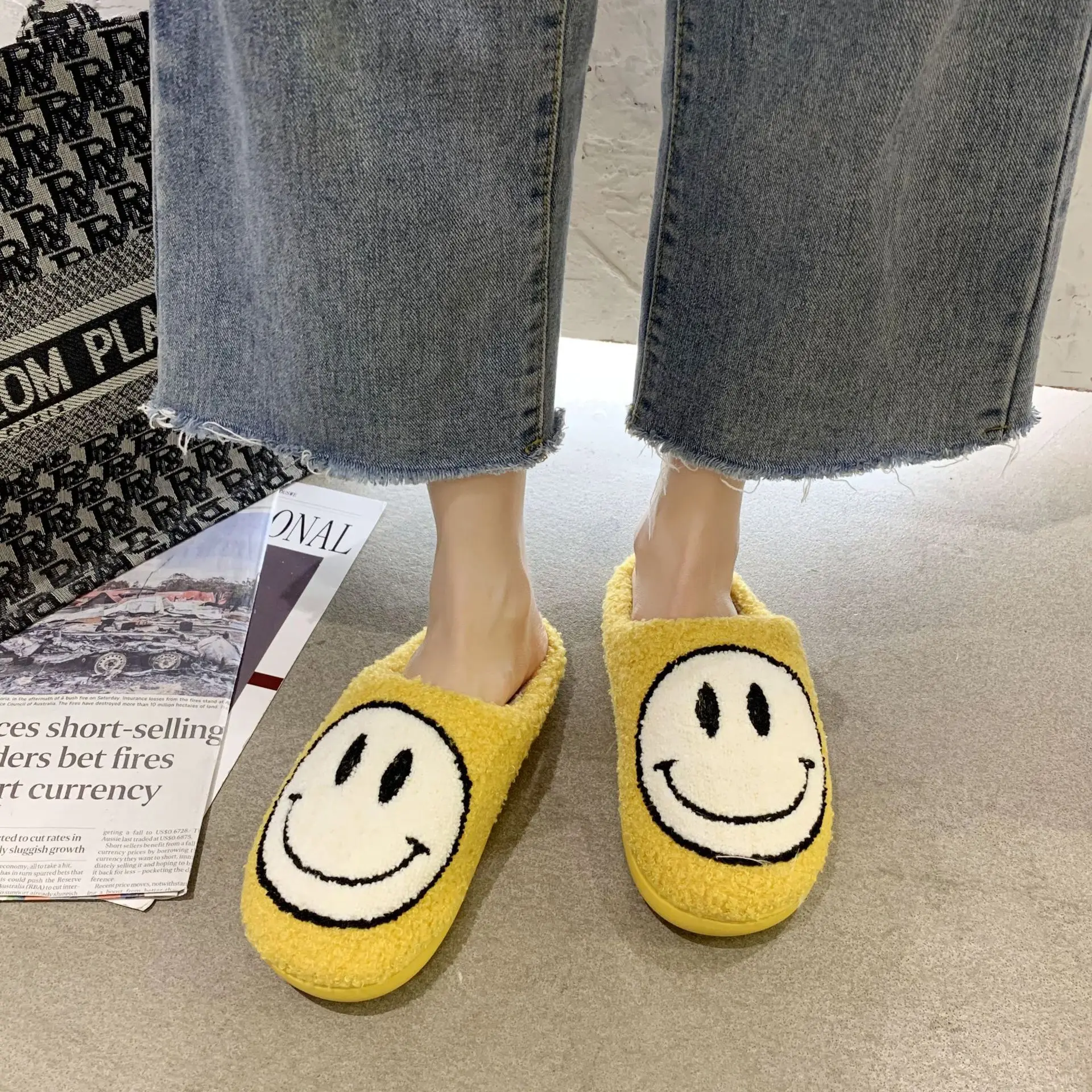 
Wholesale Winter Warm Indoor House Smile Fur Slippers Bedroom Smiley Face Slippers Sliders For Women Ladies 