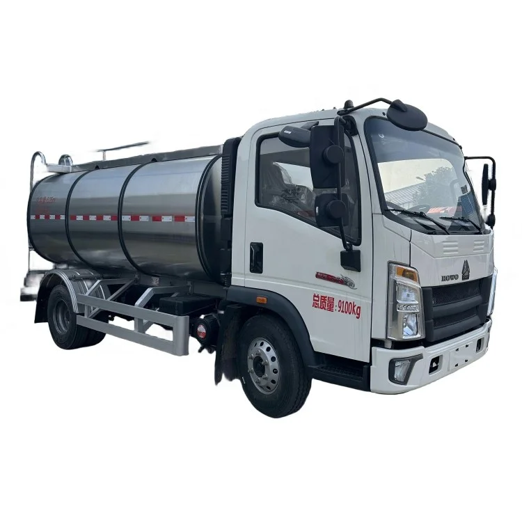 Sinotruk Howo Milk Tank Truck 4x2 5000 Liter Capacity Stainless Steel  Milk Tanker Truck