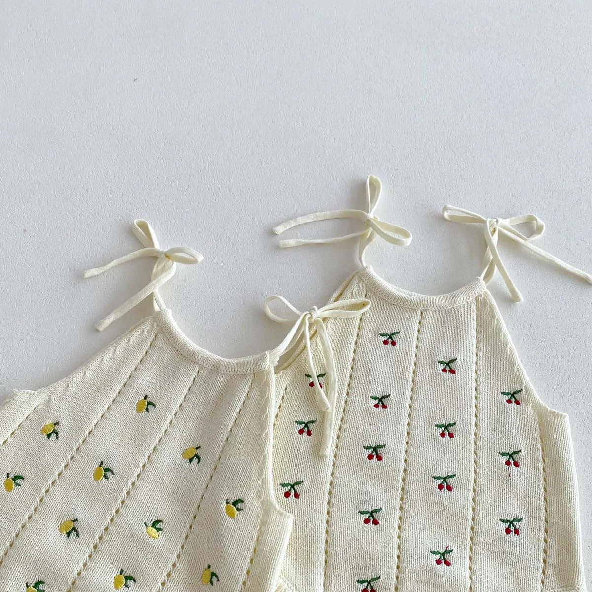 Очень милый детский трикотажный комбинезон из органического хлопка без рукавов с вышивкой цельный для новорожденных