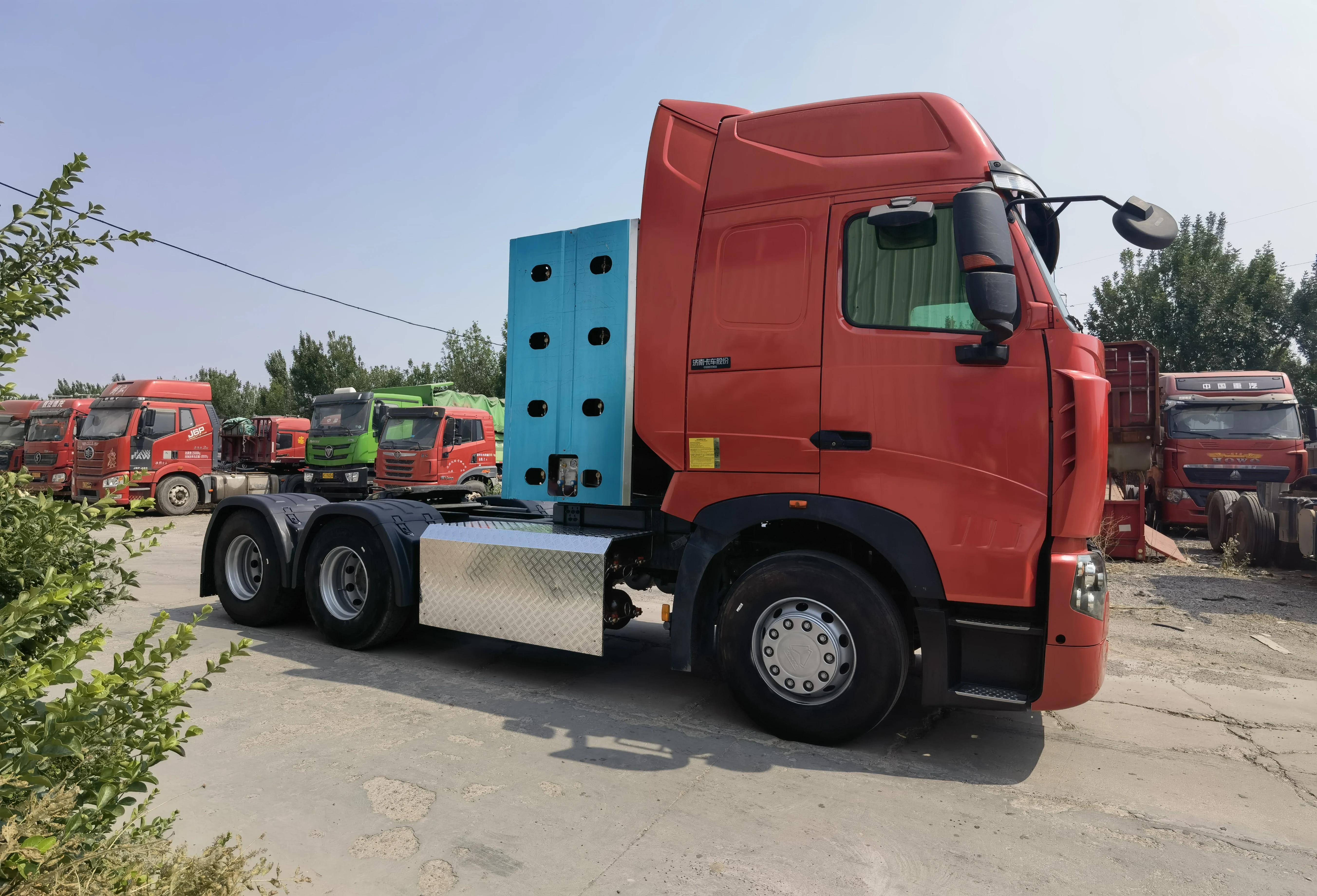 Грузовик Sino Howo T7H 6x4 CNG 40 тонн 10-колесный стальной тягач 430hp 4x2 пневматическая подвеска механическая коробка передач используется левая
