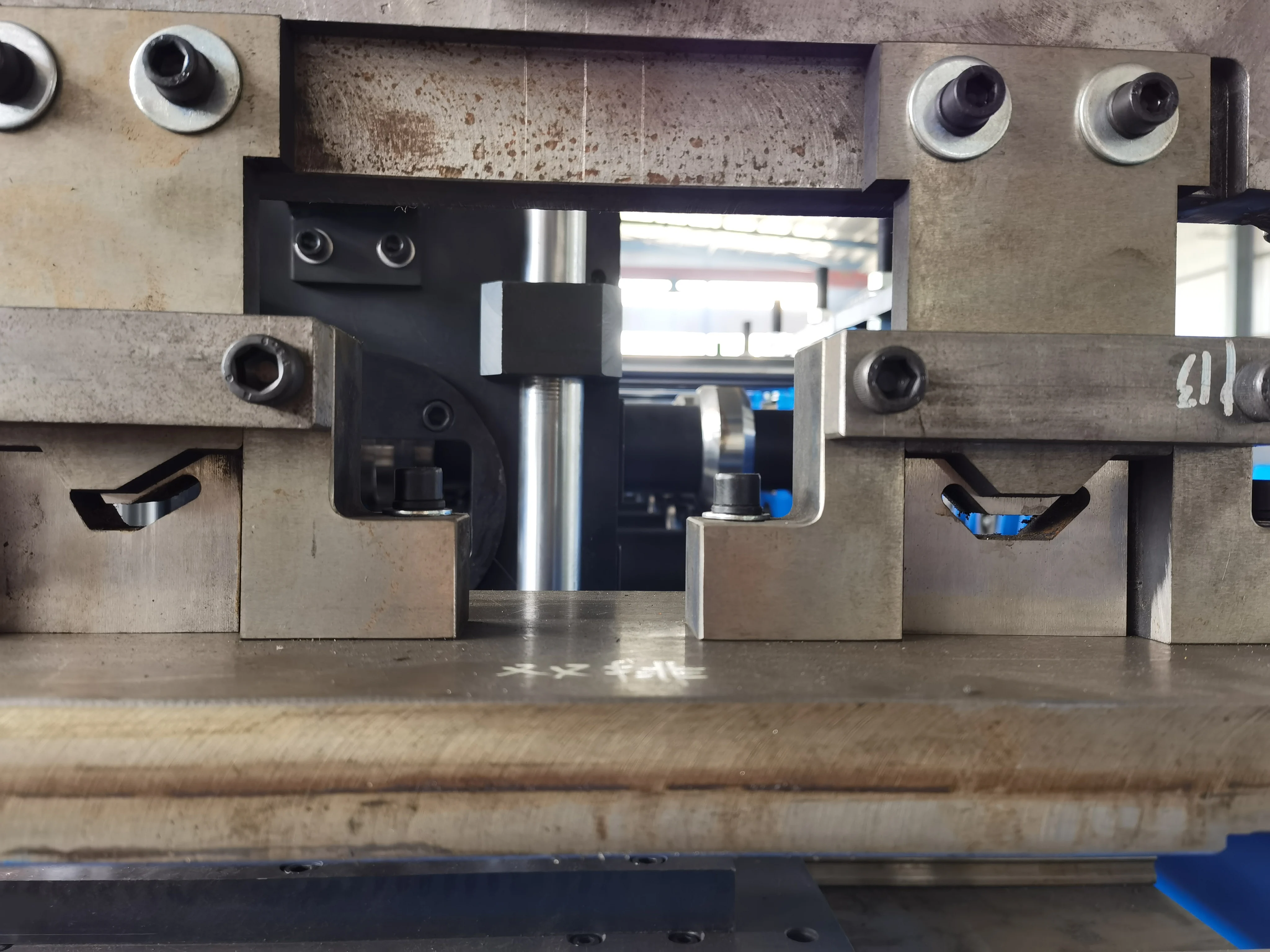 Double sides automatic stud chamfering machine for stainless steel stud bolt