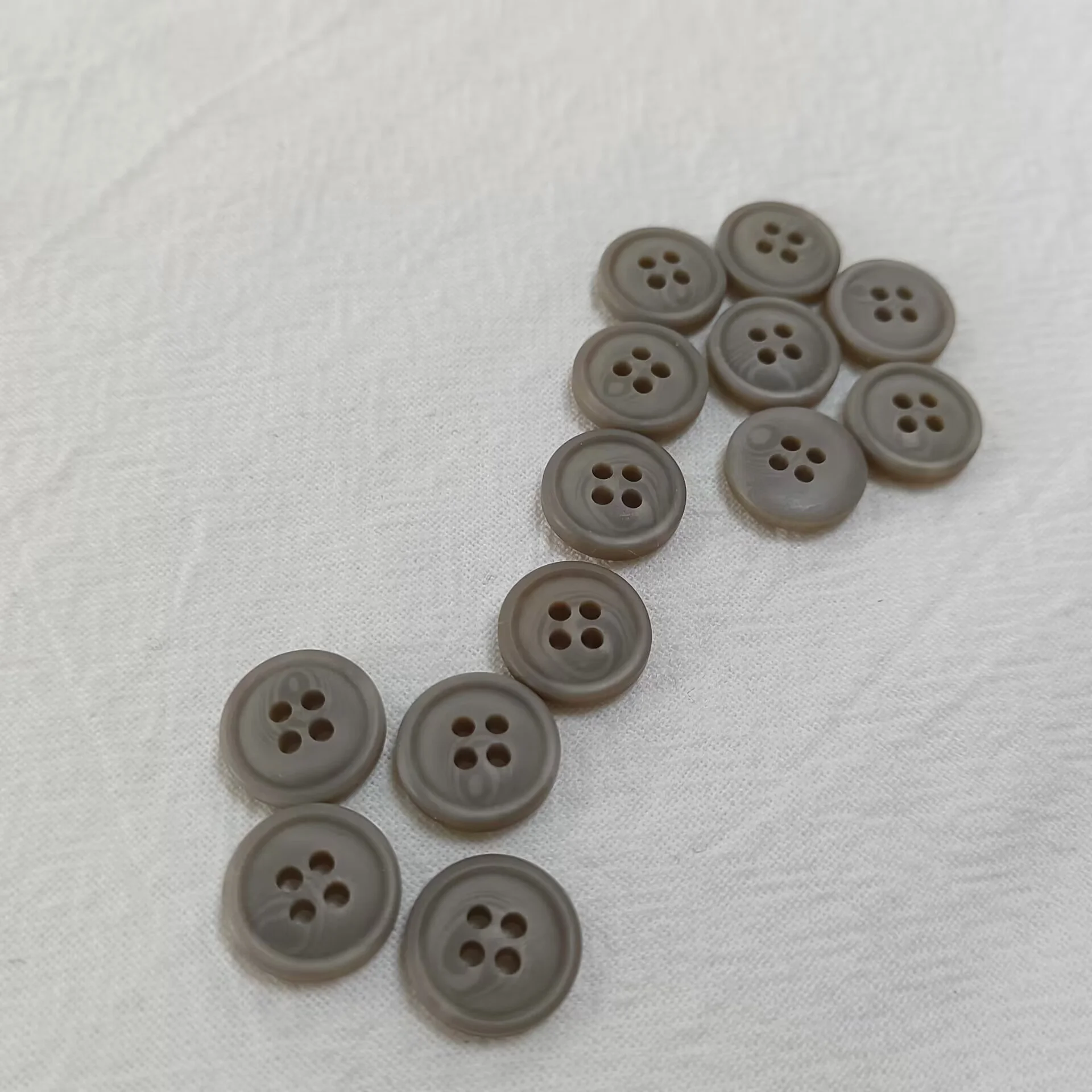 Популярная на заказ пуговица из смолы размером 12 мм и 14 мм с 4 отверстиями для женских рубашек
