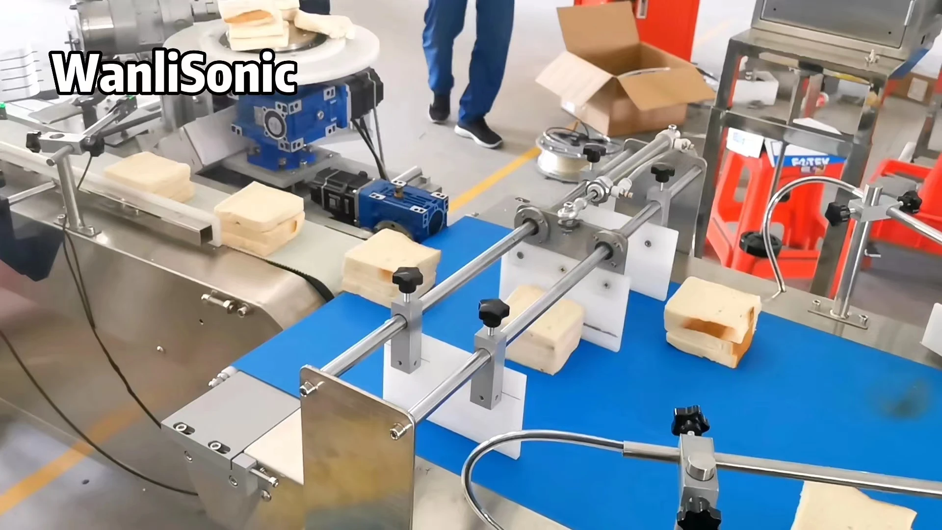 Wanlisonic Factory Price Ultrasonic Sandwich Cutting Machine with German Titanium Alloy Blade